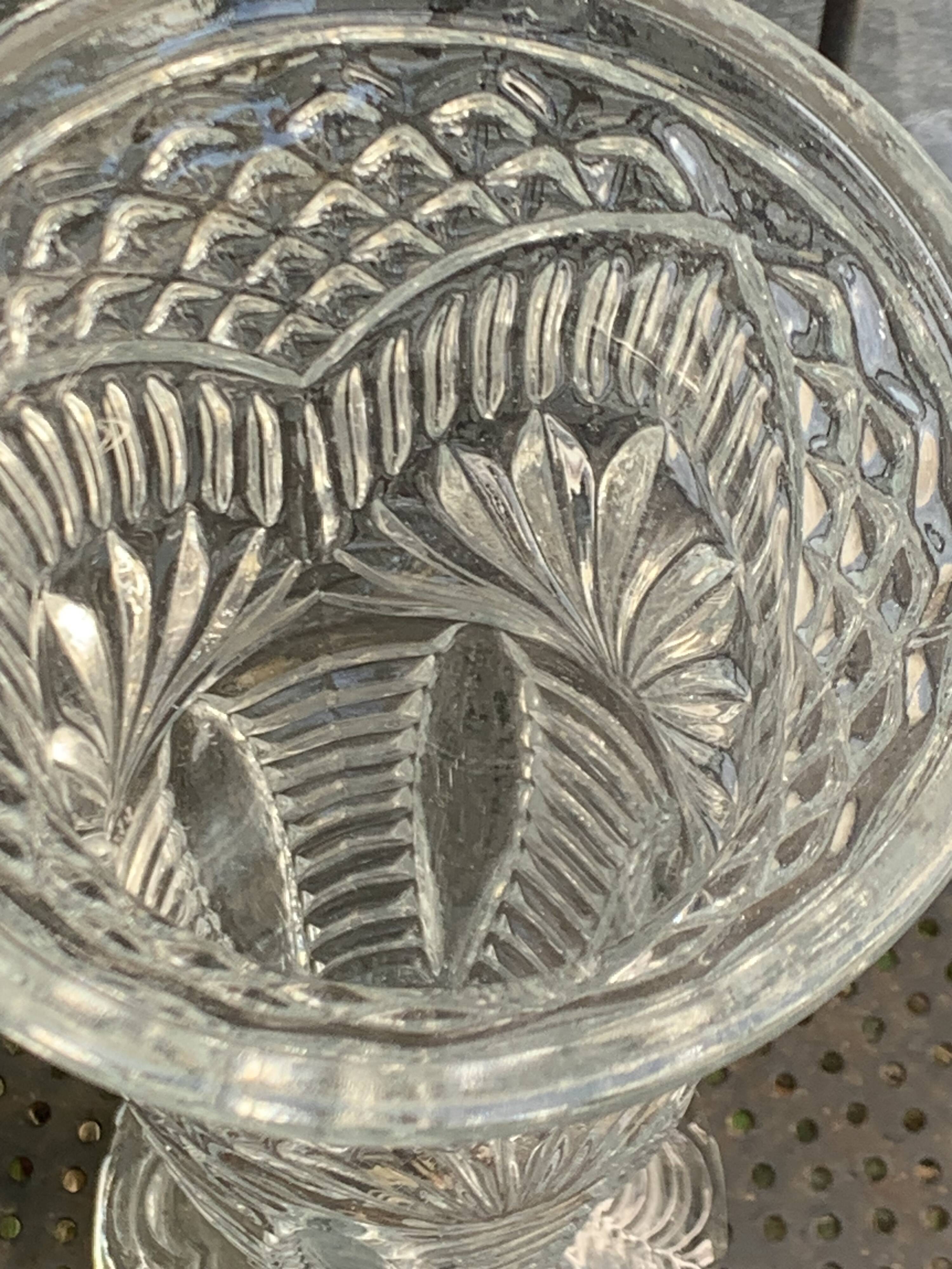 Lot de deux grands vases en verre transparent moule, sur pieds, vintage