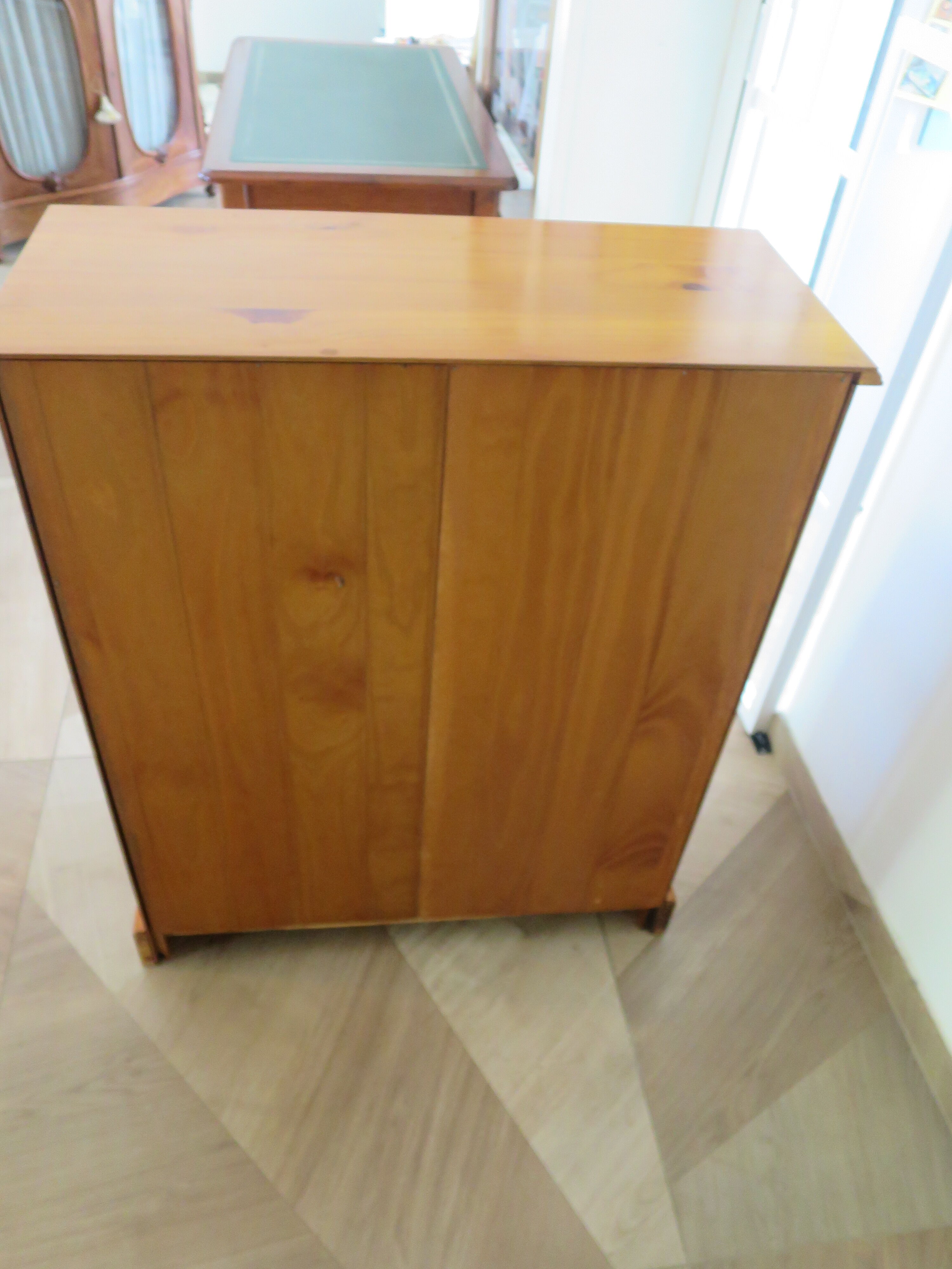 Solid wood bookshelf