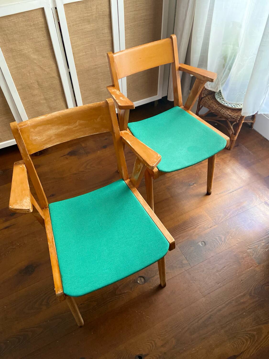 Lot de deux fauteuils Bridge Skaï pieds compas. Fauteuils scandinave vintage.