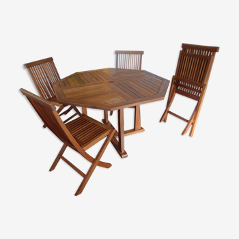 Octagonal table and 4 folding chairs