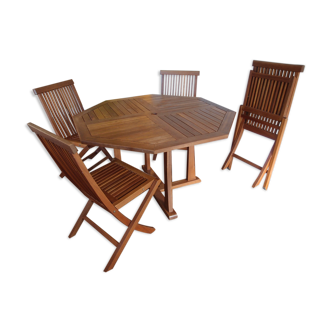 Octagonal table and 4 folding chairs