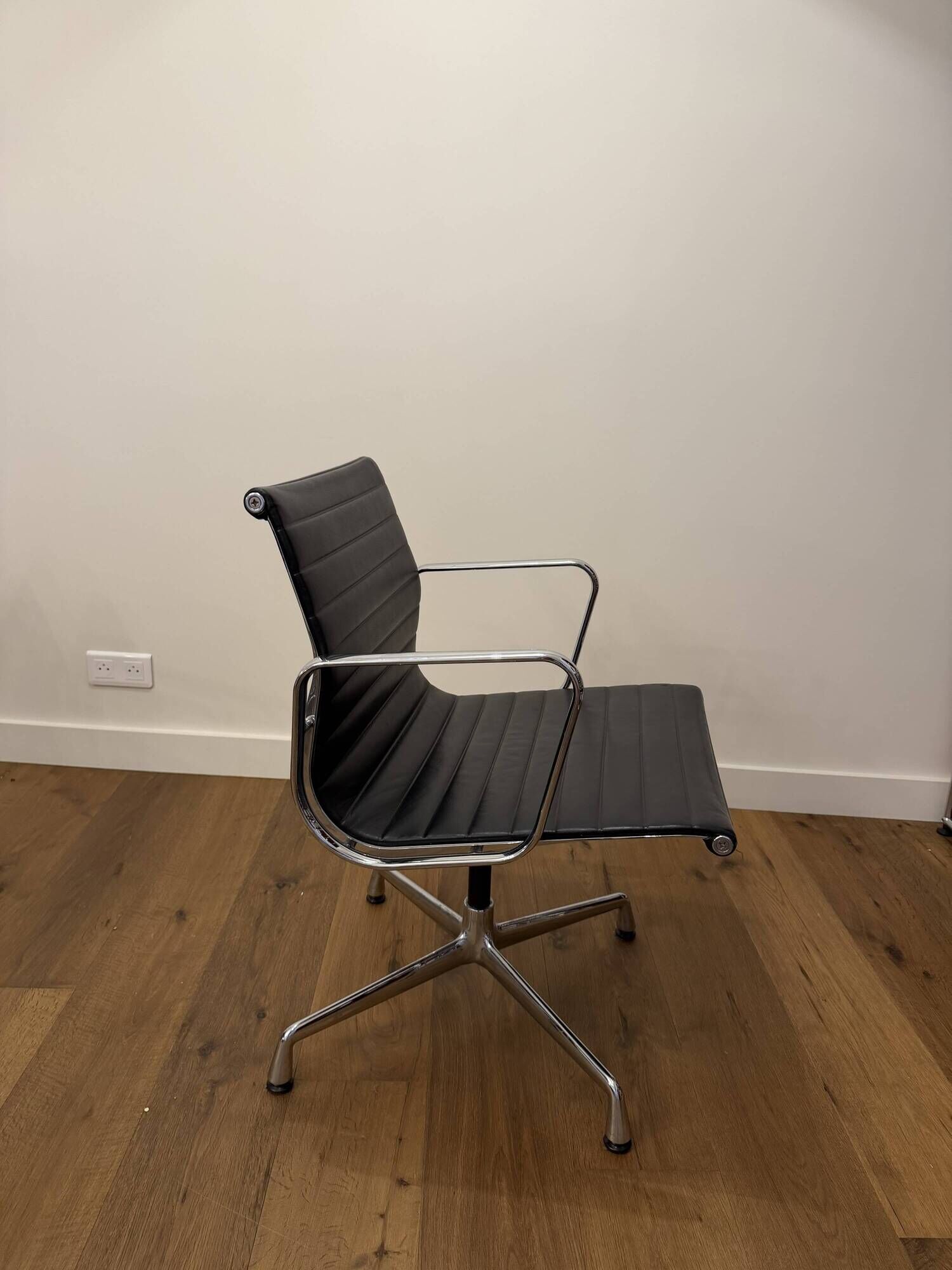 8 Aluminium Chairs EA