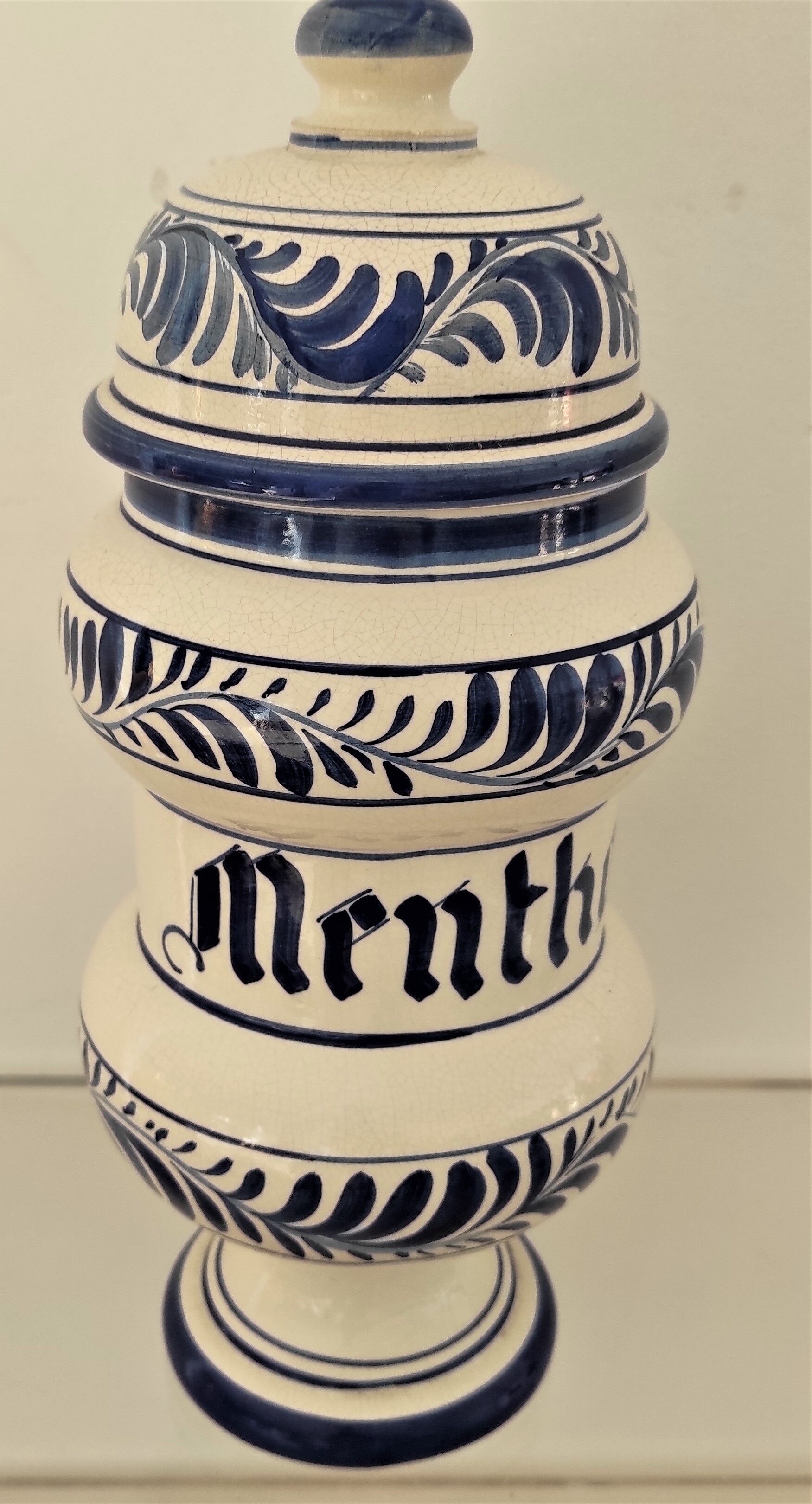 Pharmacy ceramic pot with mentha inscription