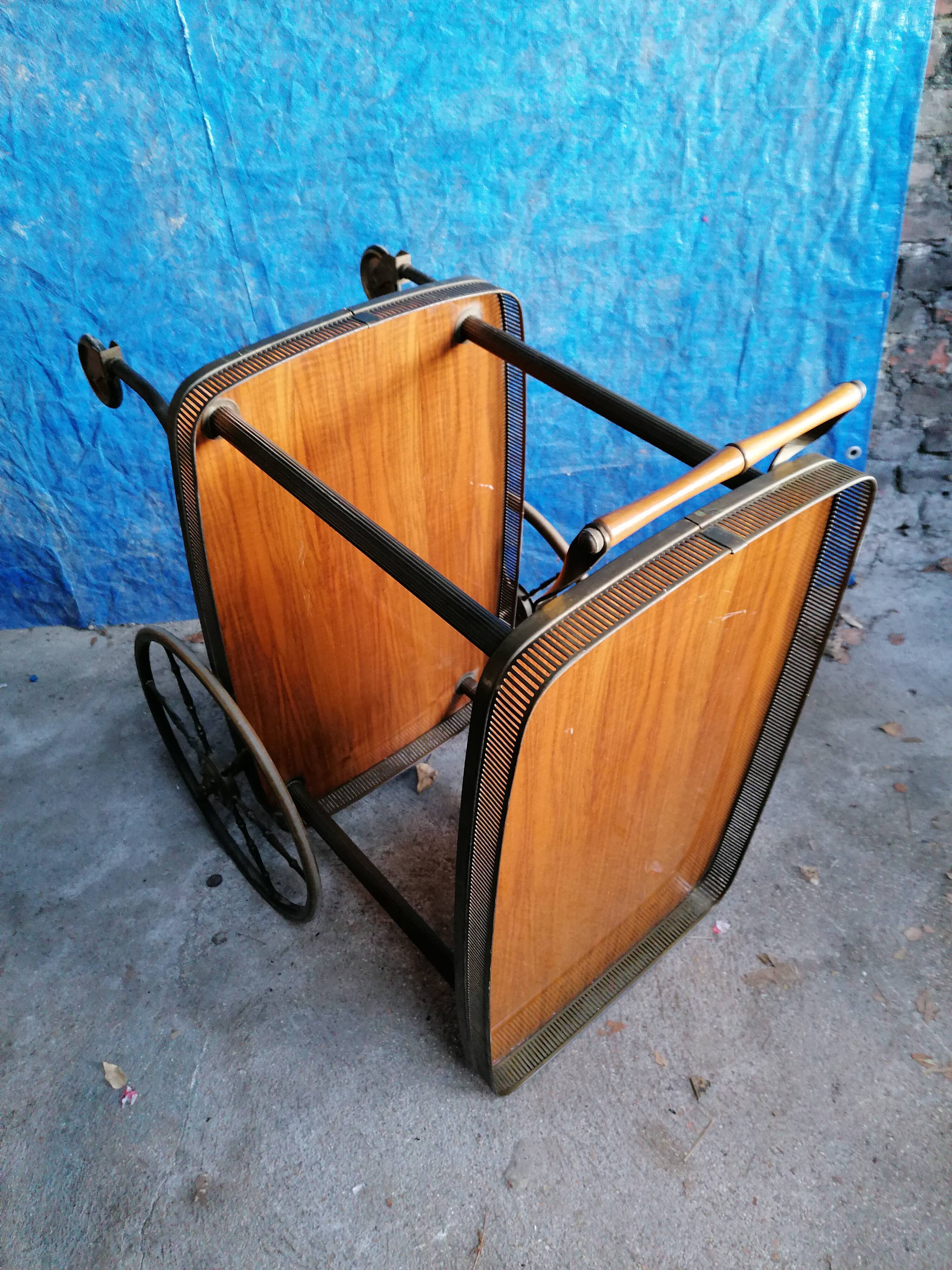 Serving table on wheels