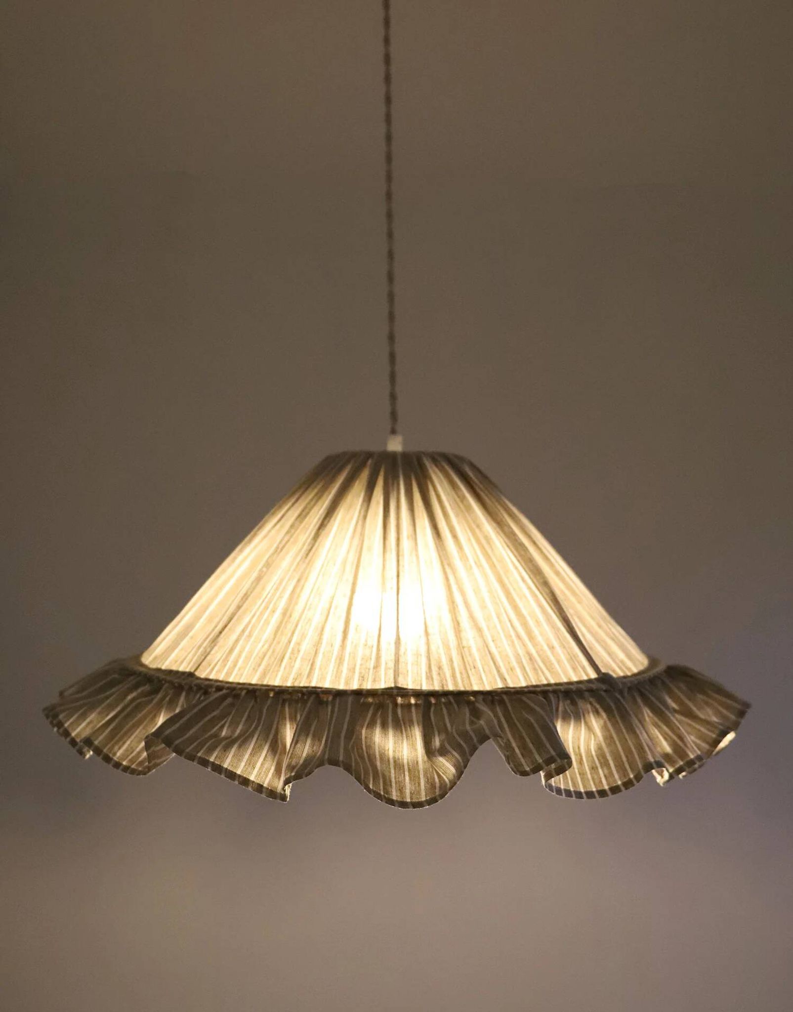 Suspension Emilia, pleated lampshade with frills, olive stripes