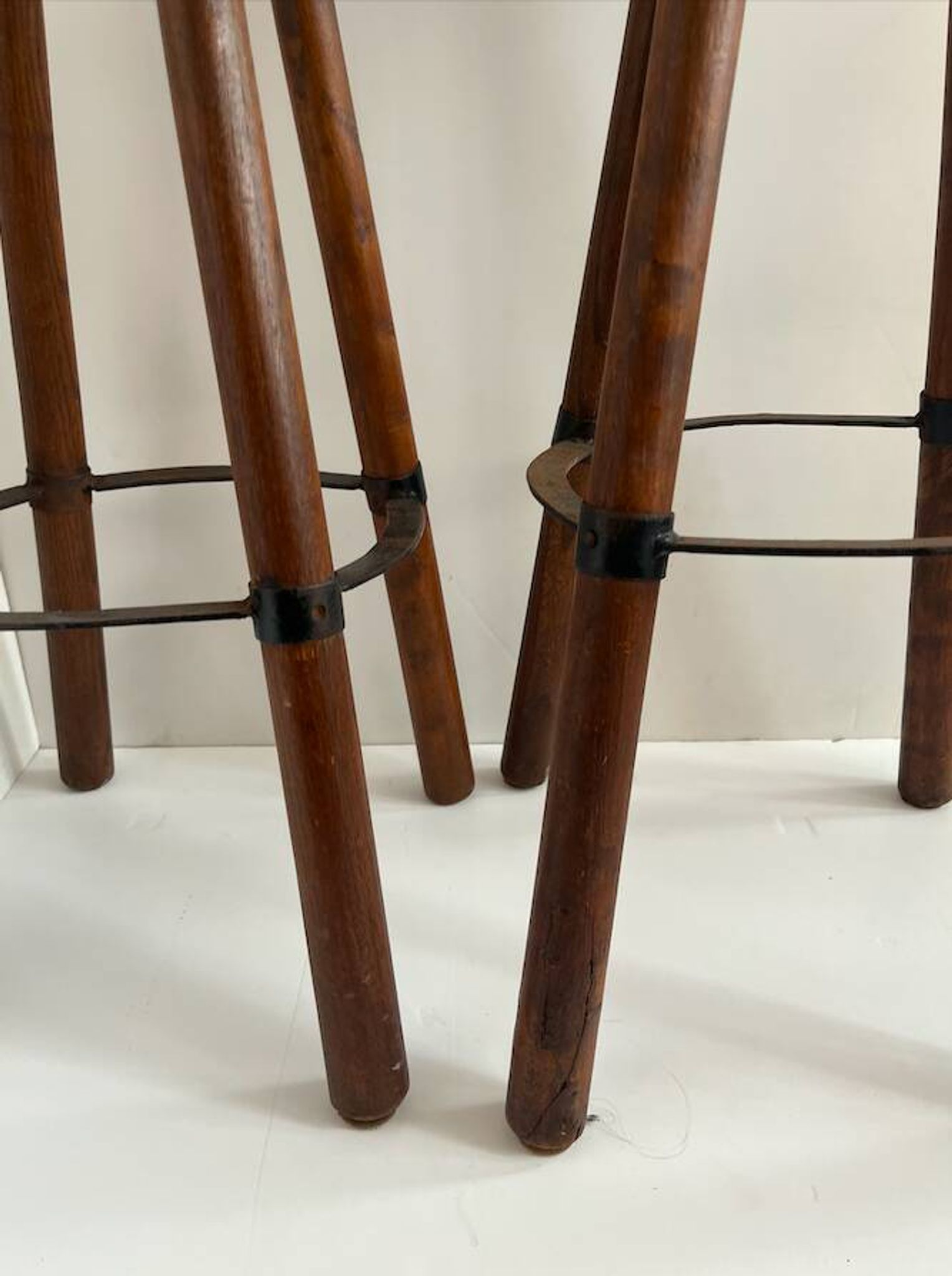 Paire de tabourets en bois massif