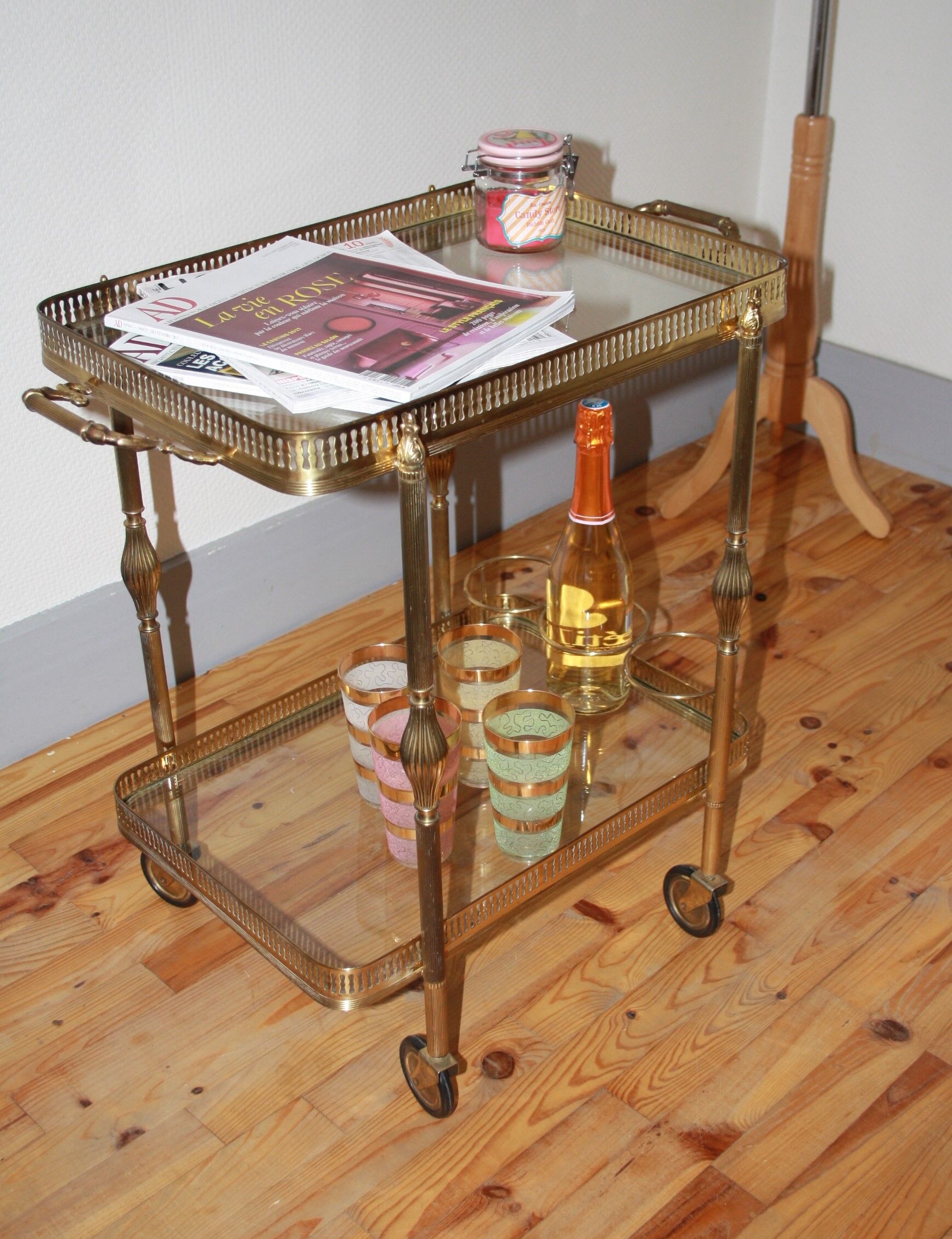 Serving golden skateboard in brass and glass