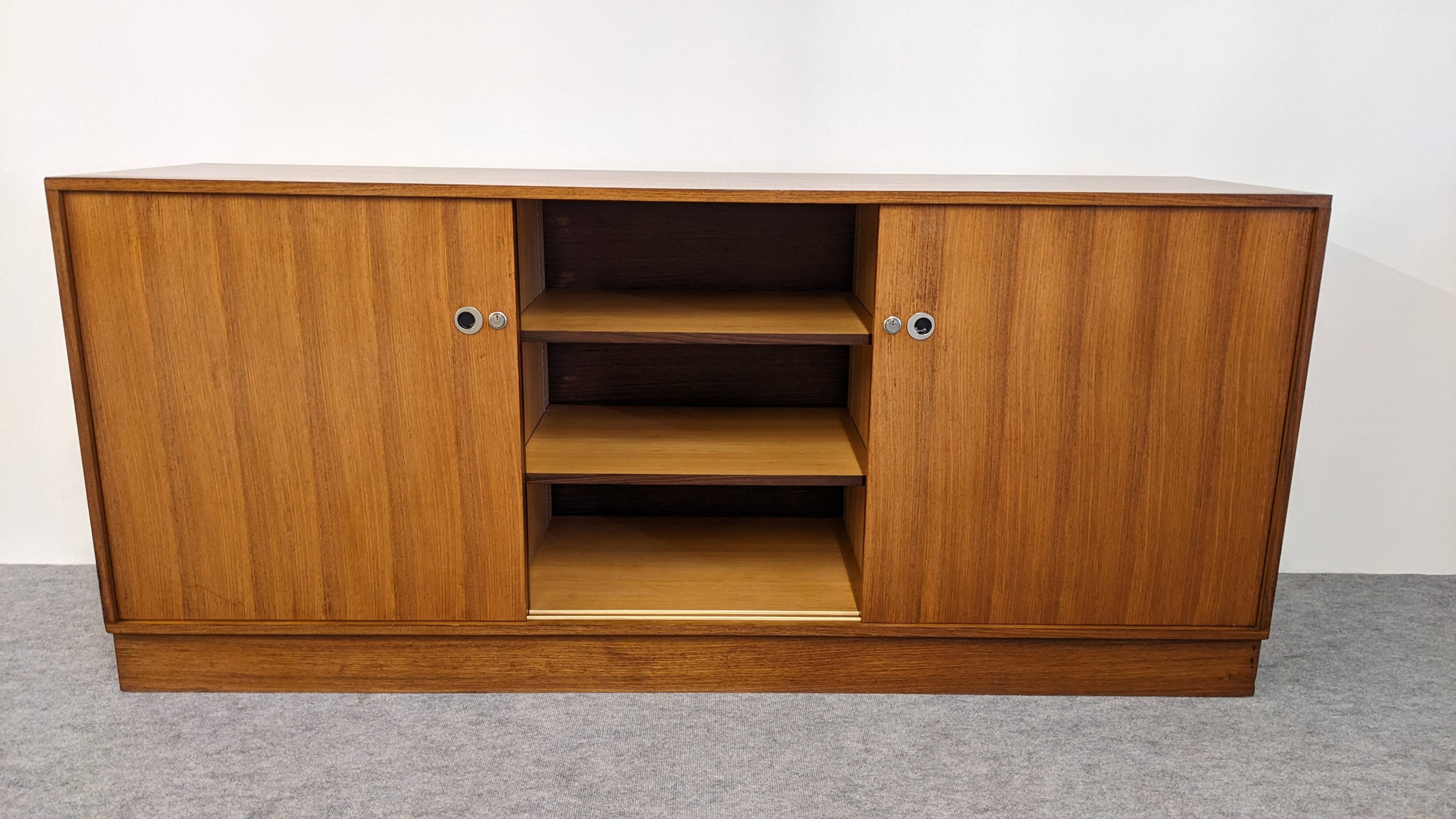 Modernist enfilade in rosewood attributed to O. Borsani, Italy circa 1970.