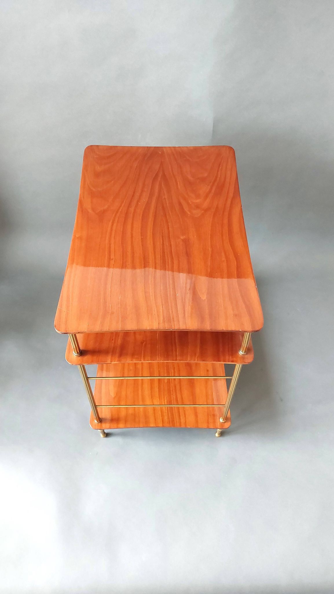 Table à trois plateaux en acajou massif et laiton doré 1950.