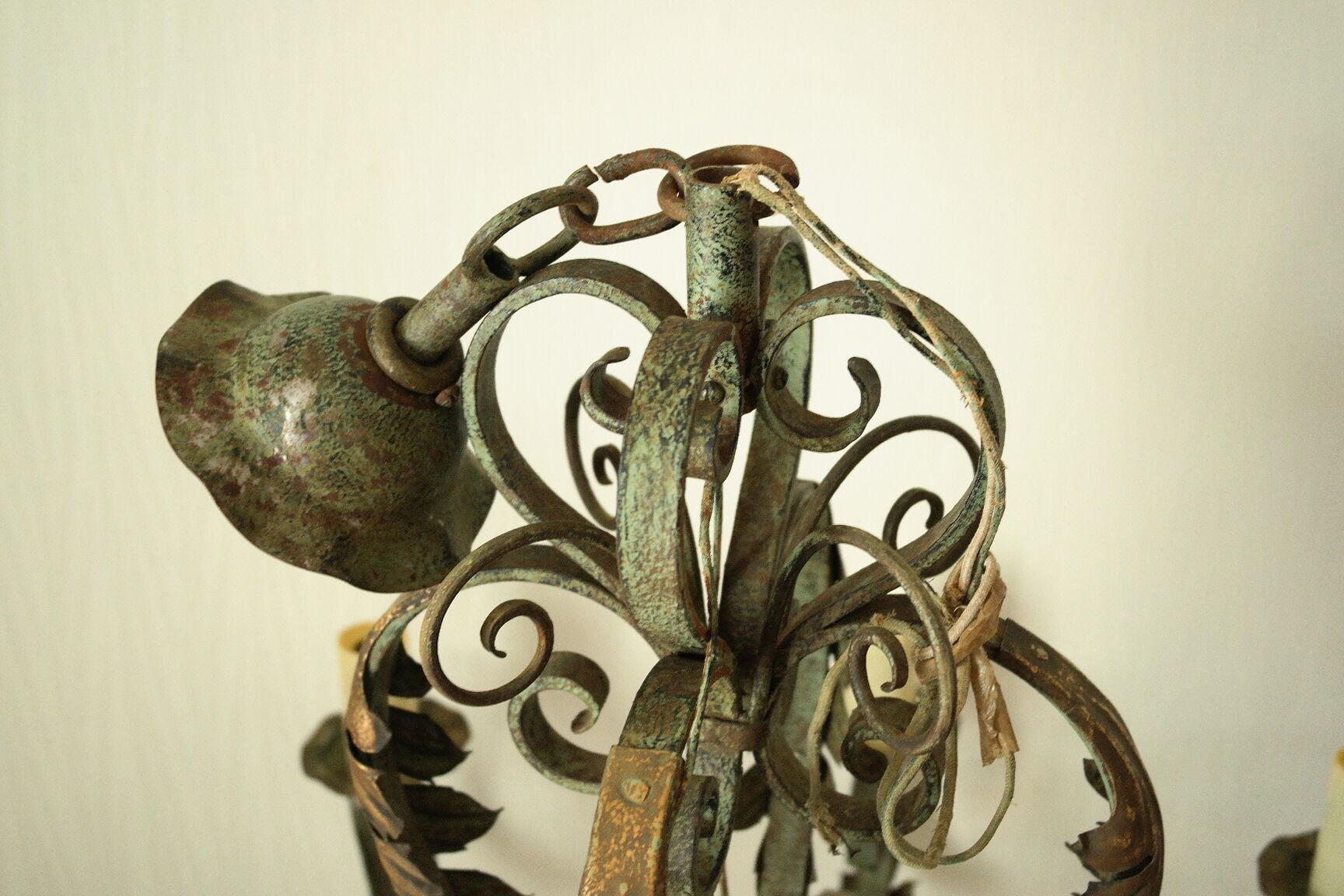 Lustre with 8 branches in wrought iron, grey-green patina and antique gilding.