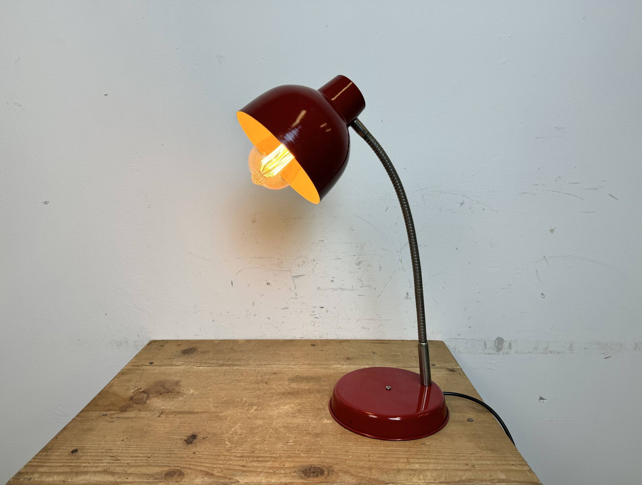 Lampe de Table Industrielle Rouge à Col de Cygne, 1960s