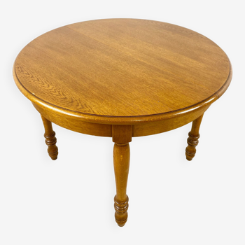 Round table in solid wood