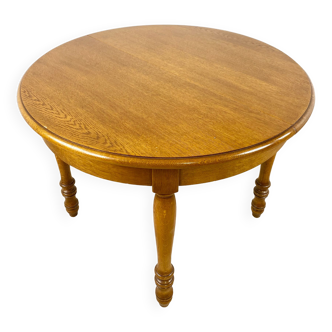 Round table in solid wood