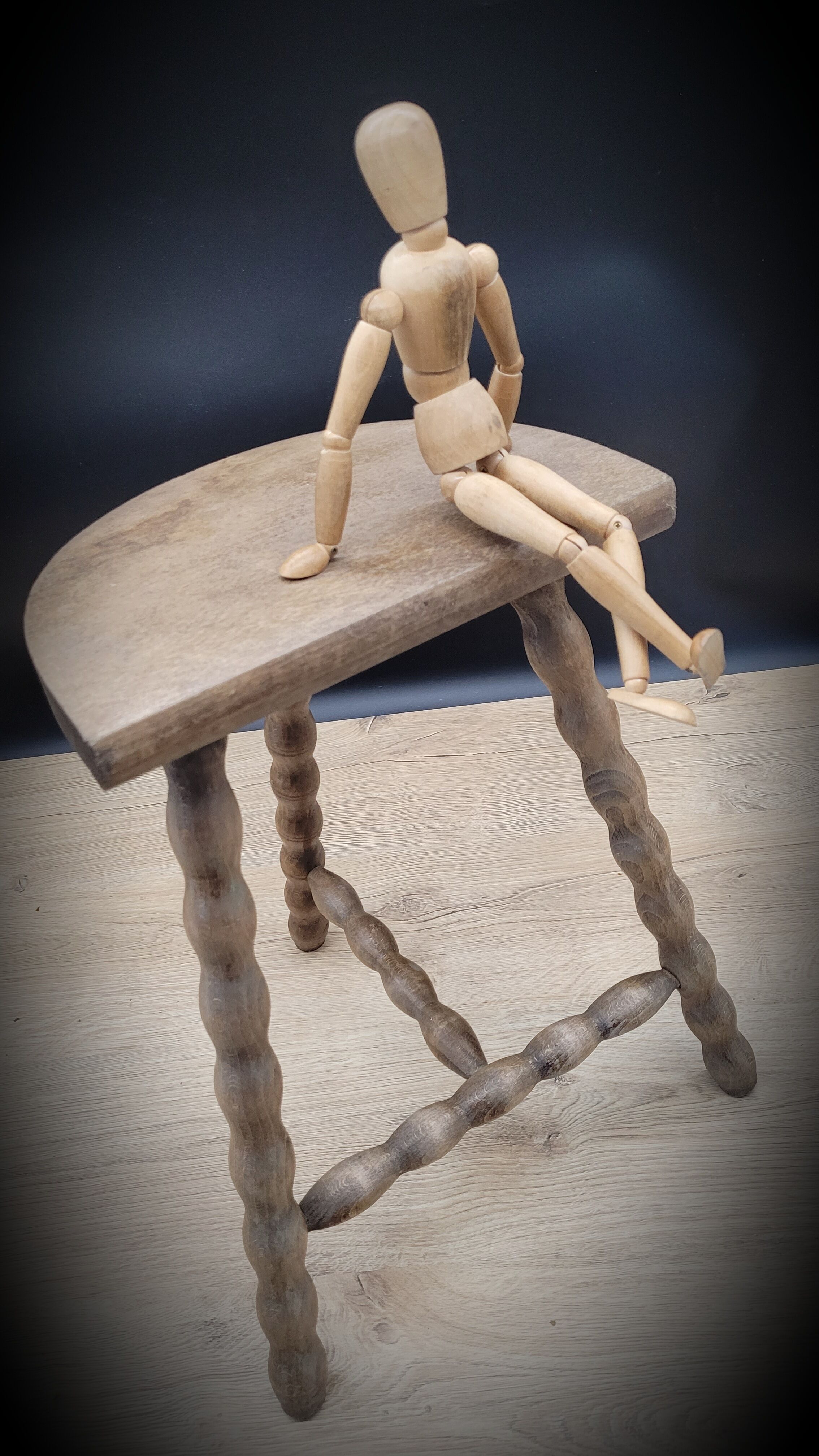 Tripod stool legs half-round balls