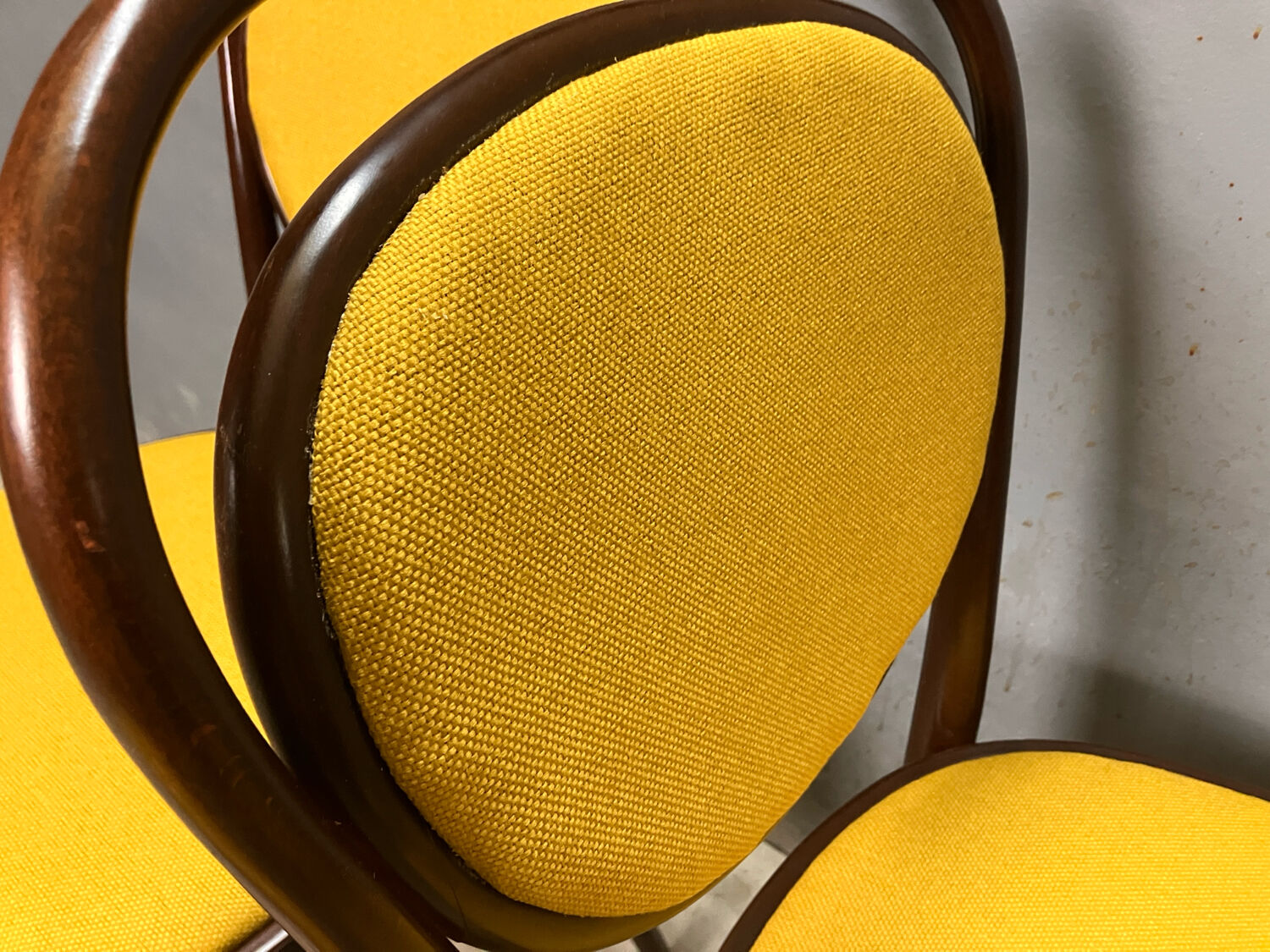 Thonet 215 en bois courbé jaune, récemment retapissé
