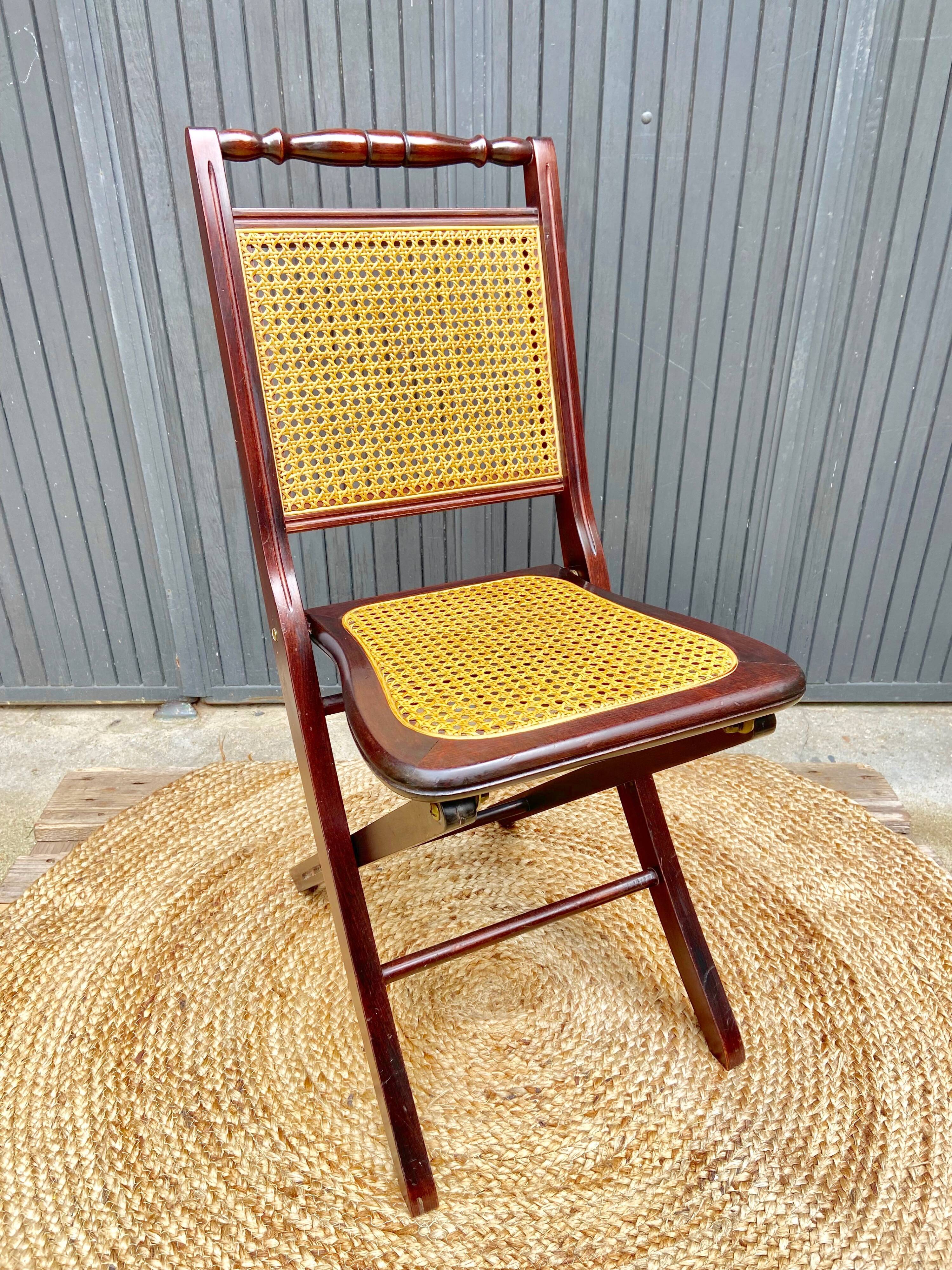 Chaise cannée pliante