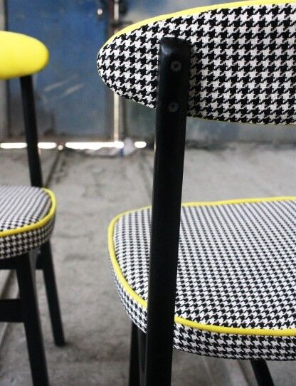 Chaise vintage "pied de poule"