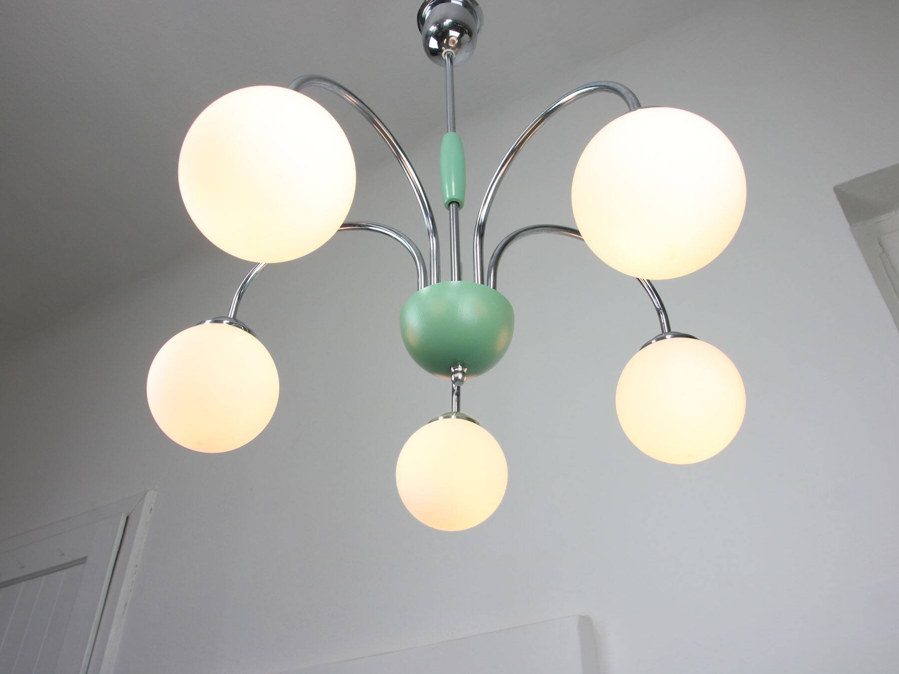 Lustre italien en chrome et opalin du milieu du siècle