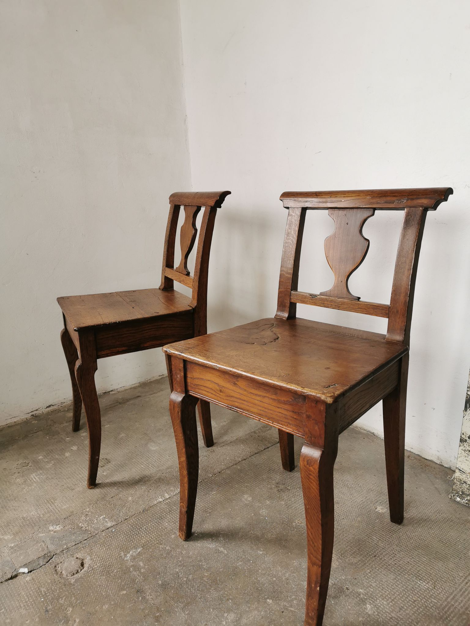 Paire de chaises en chêne brut