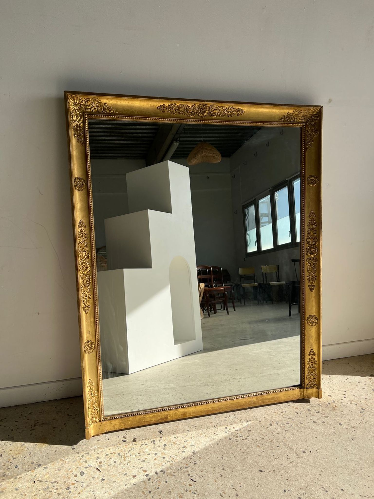 Miroir doré style Restauration à décor de palmettes étirées