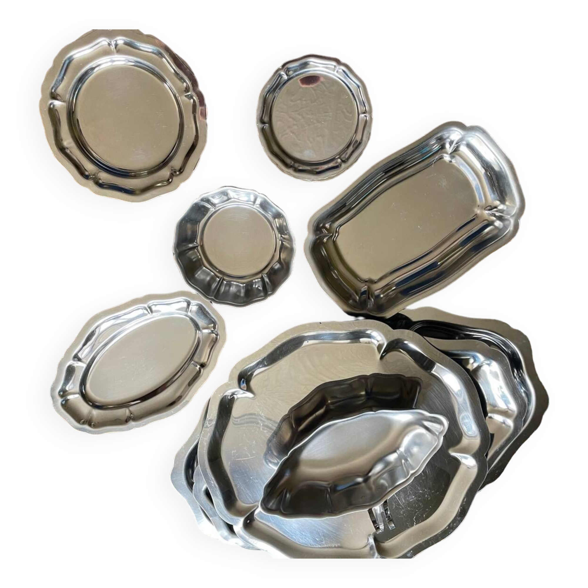 Set of stainless steel dishes