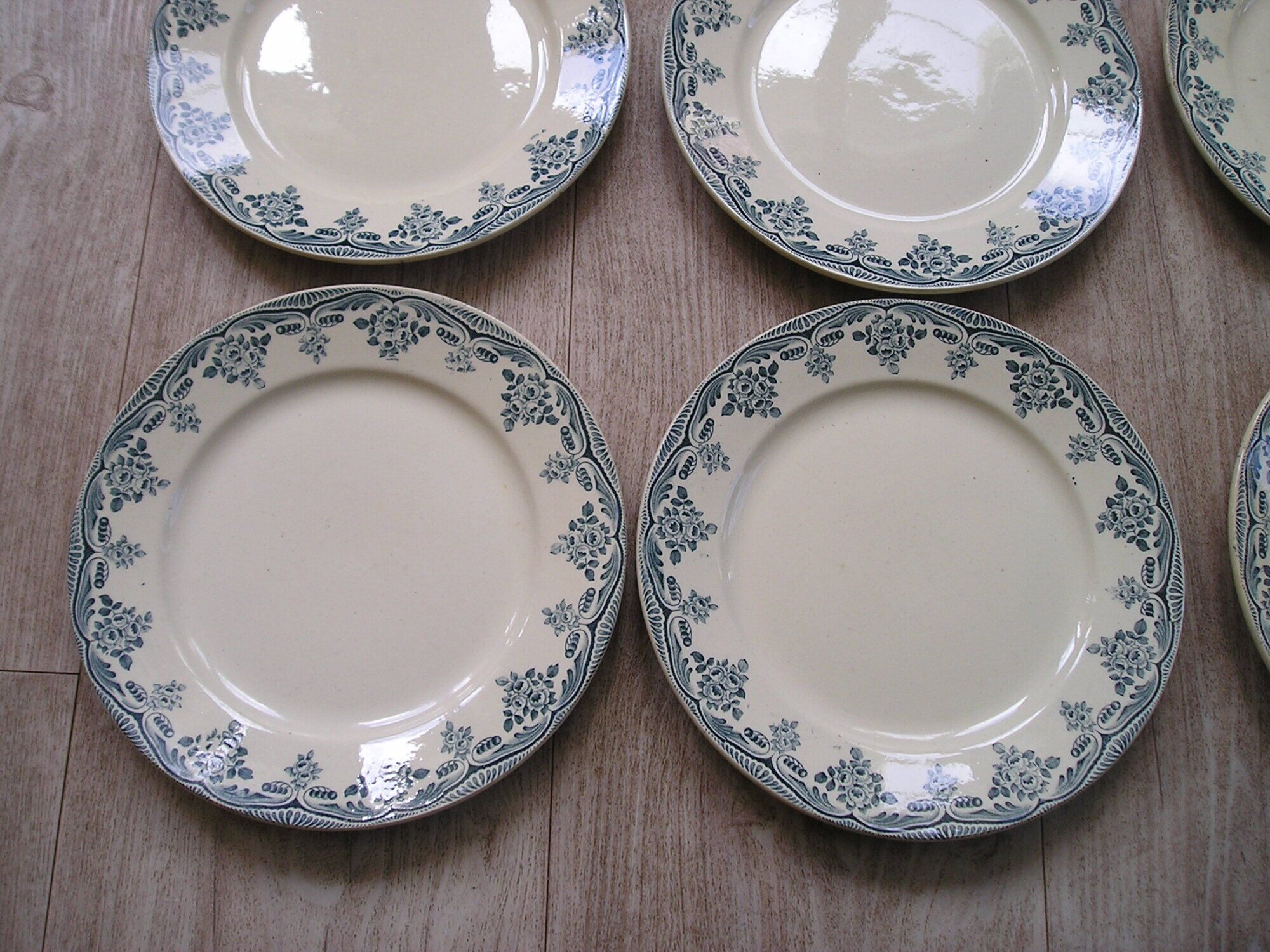 Lot de 12 assiettes plates anciennes en faience