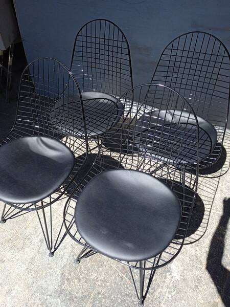 Set of 4 Eames chairs in metal