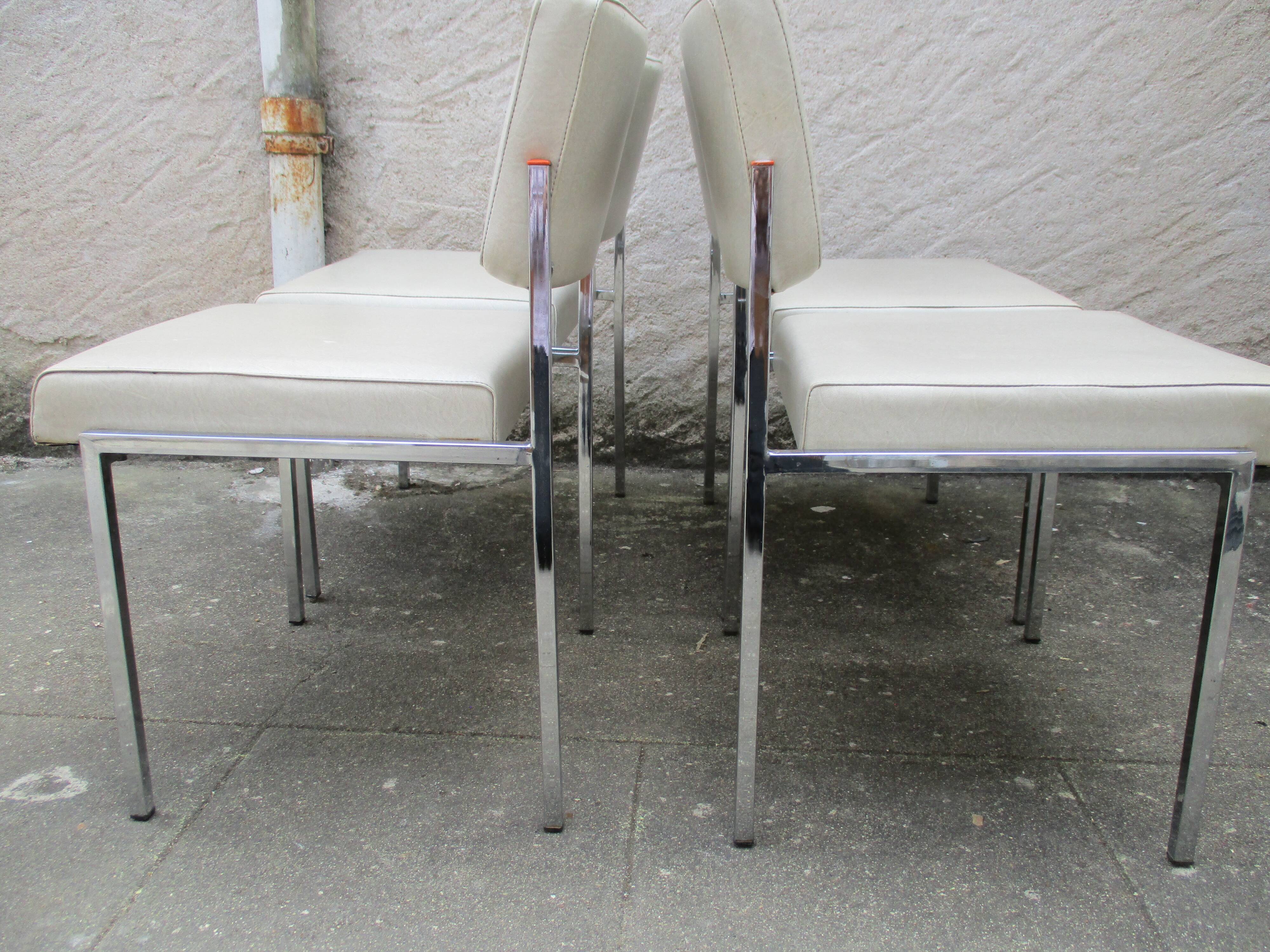 Lot of 10 chairs Strafor 70s