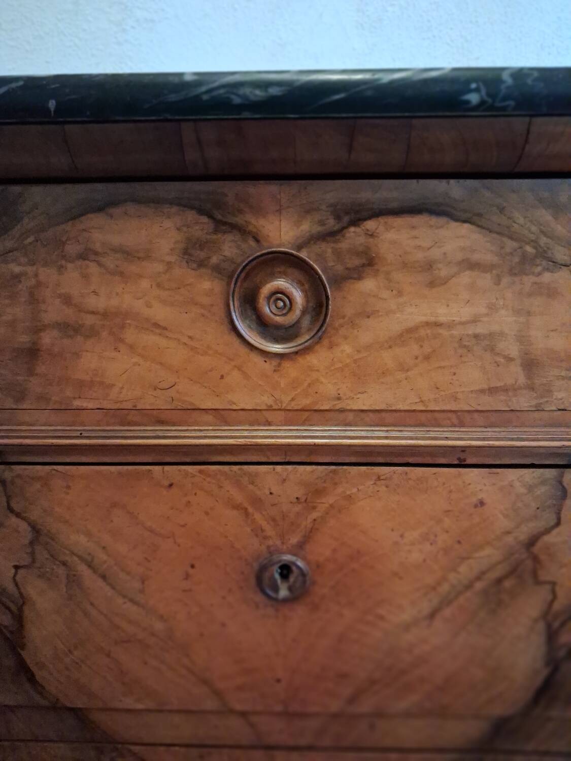 Commode en ronce de noyer