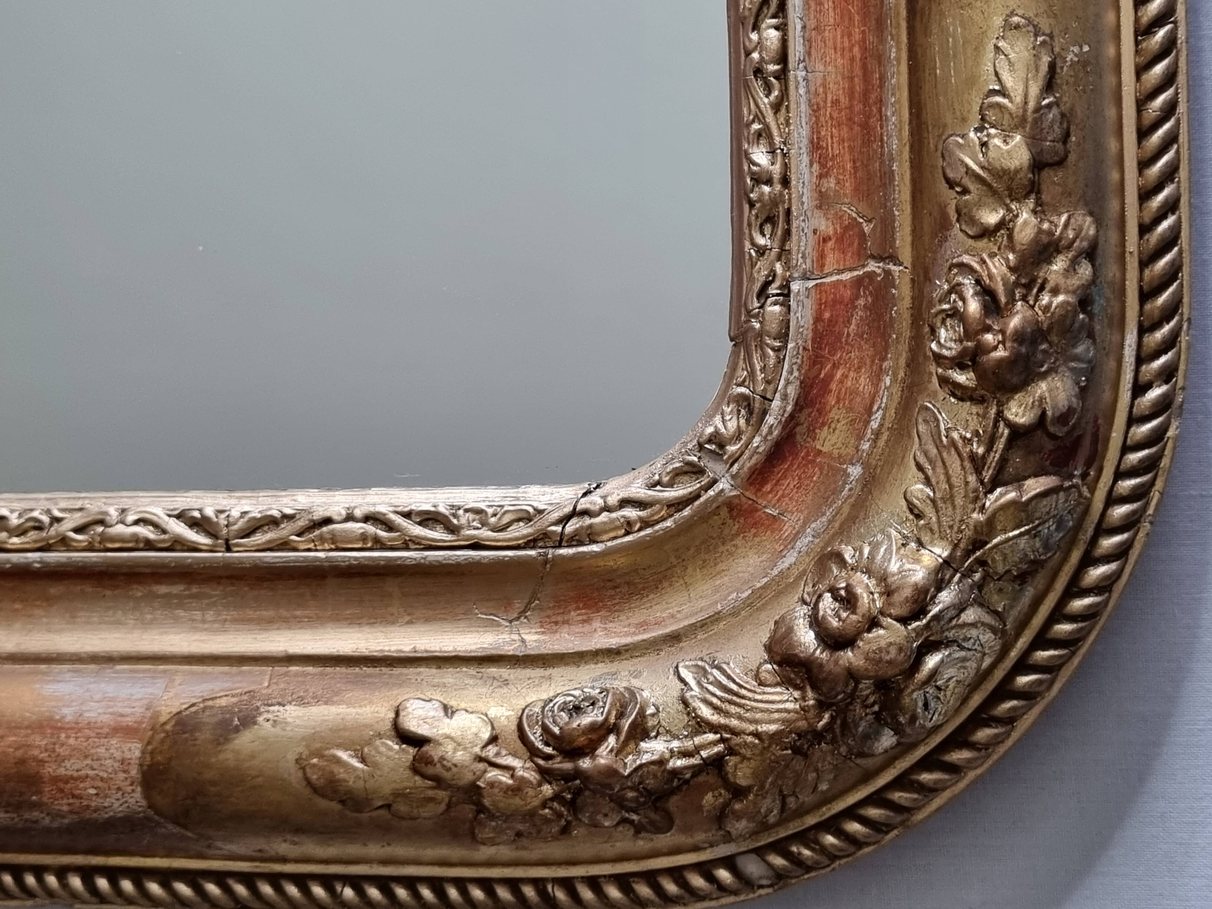 Miroir Louis-Philippe en bois et stuc doré à décor floral, XIXe, 43 x 38 cm