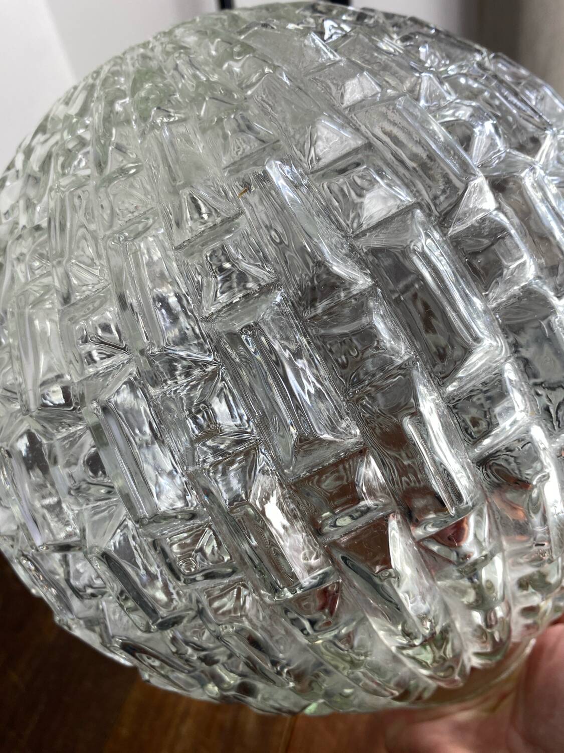 Globe en verre à décors géométriques