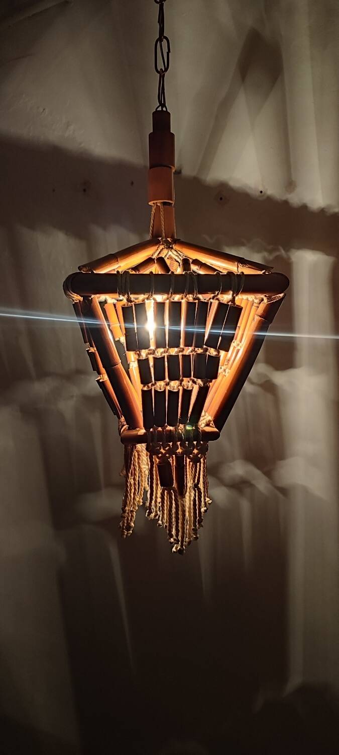 Lámpara de techo de bambú y macramé. Spain, 1980s.