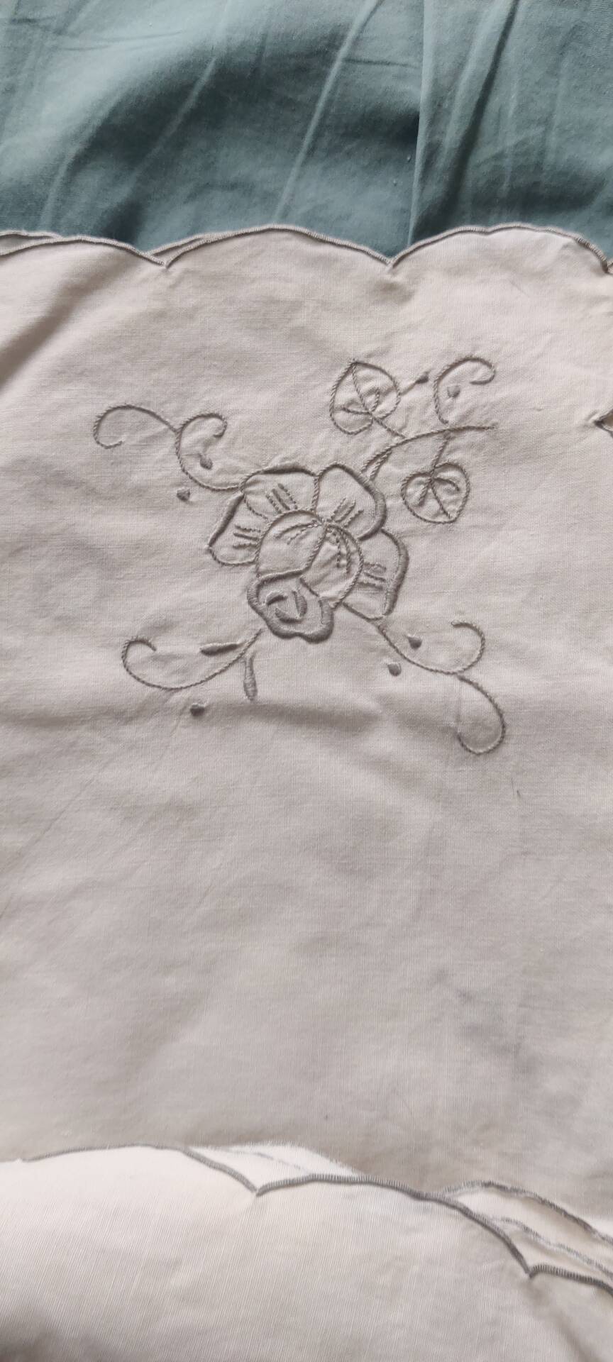 Embroidered tablecloth and its 4 napkins