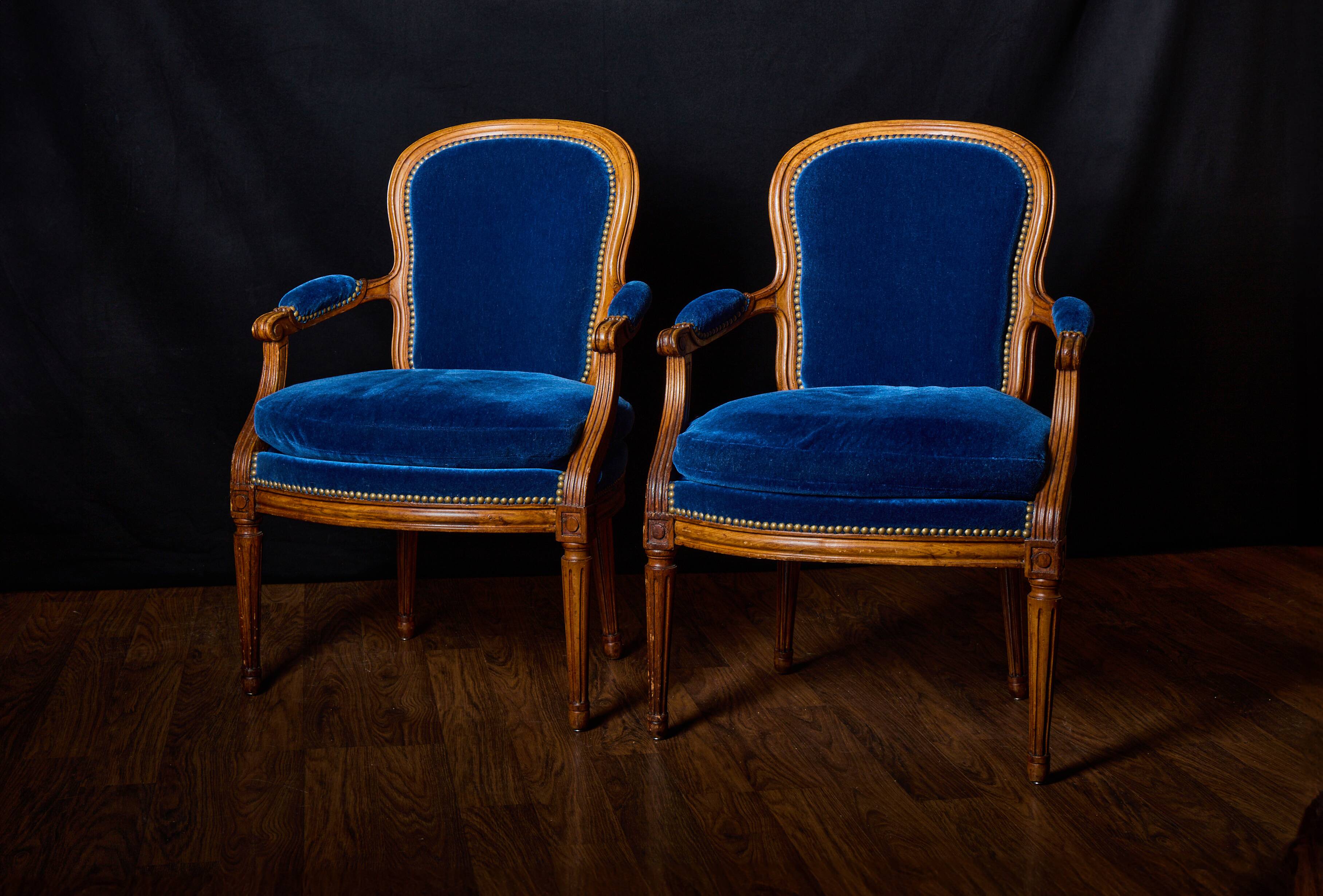 Paire de fauteuils de style Louis XVI rénovés en velours bleu