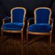 Paire de fauteuils de style Louis XVI rénovés en velours bleu