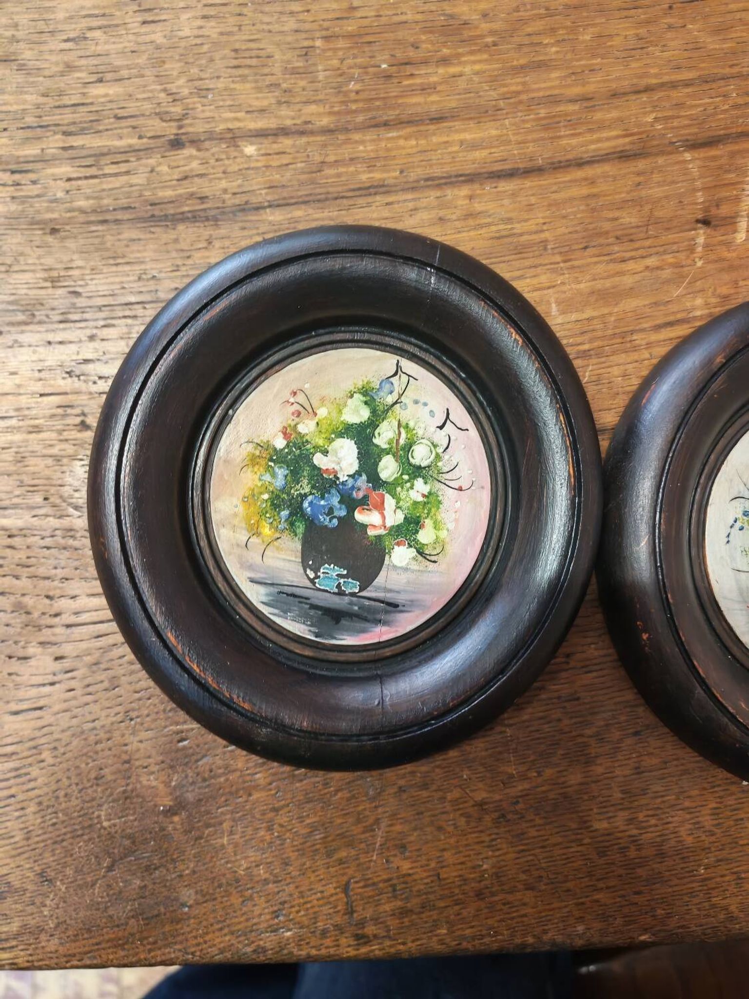 Lot de trois miniatures fleurs dans un vase