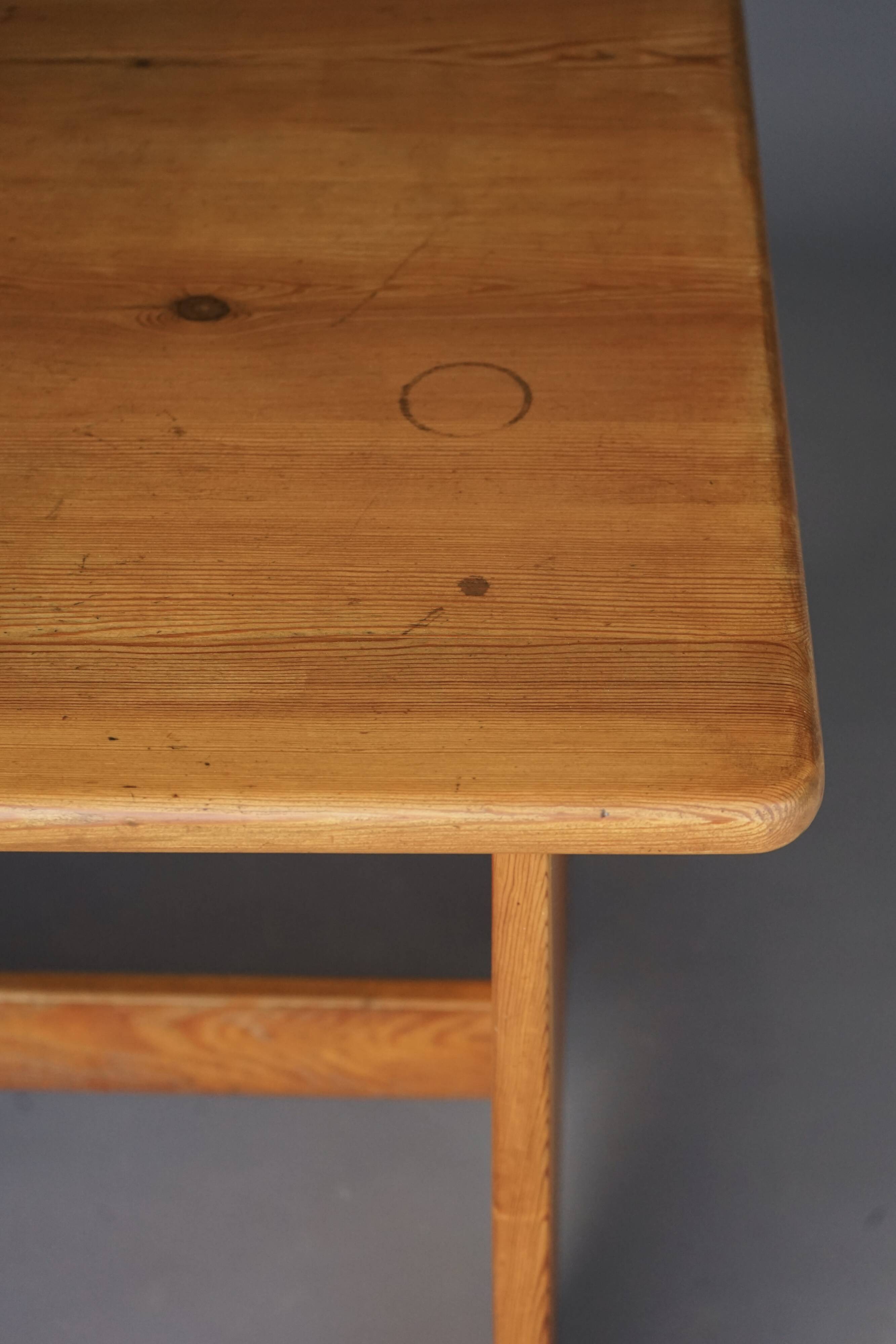 Table en pin suédois par Gilbert Marklund pour Furusnickarn Ab, années 1960