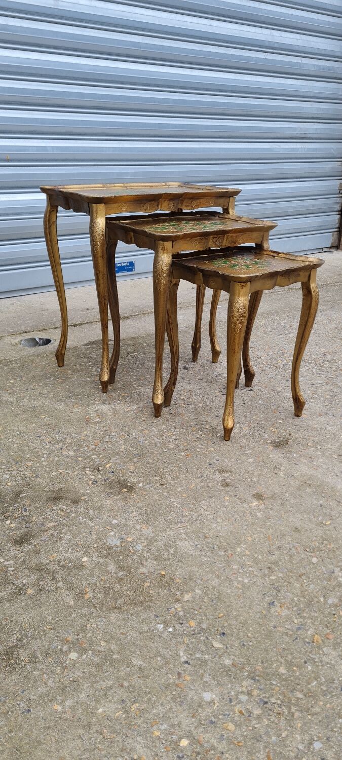 Venetian nesting table
