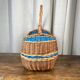 Panier en osier avec anse et scoubidou bleu