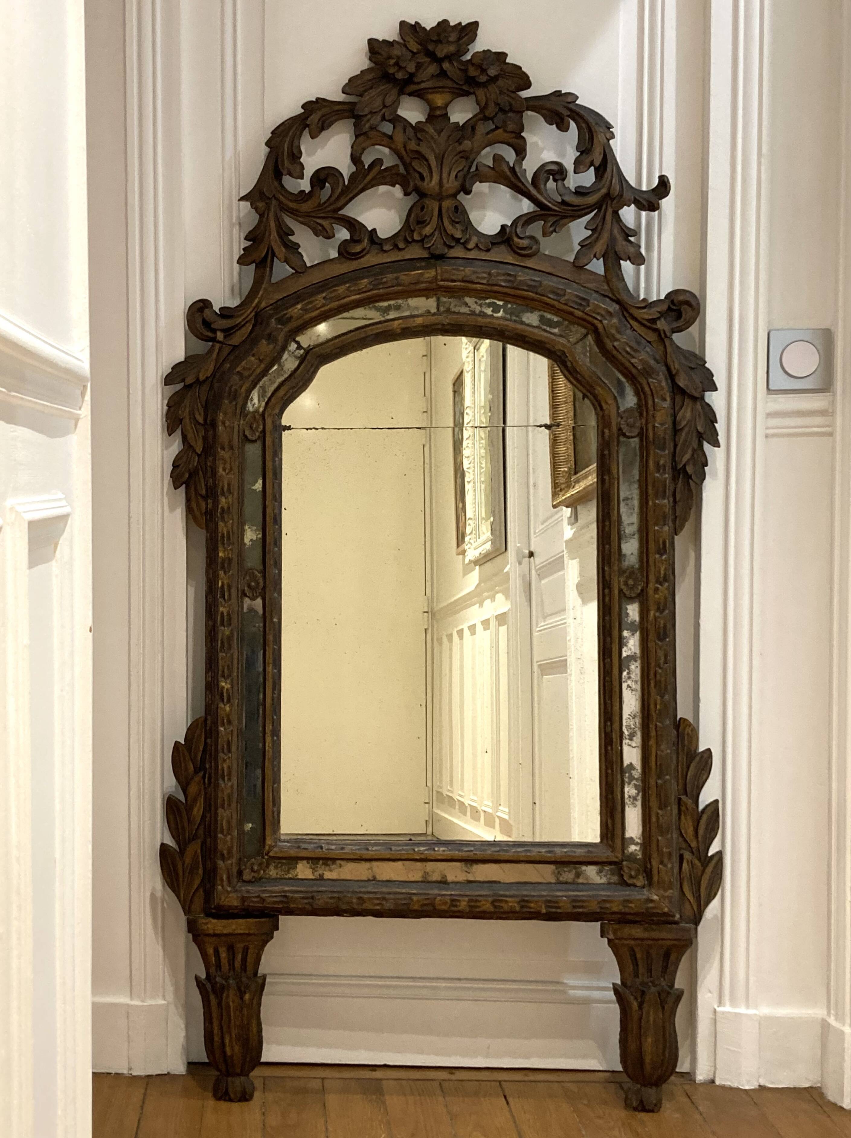 Large mirror or trumeau with beadwork in carved and gilded wood. Italian work from the beginning of the 19th century