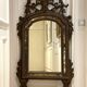 Grand miroir ou trumeau à parcloses en bois sculpté et doré. Travail italien du début du XIXe siècle
