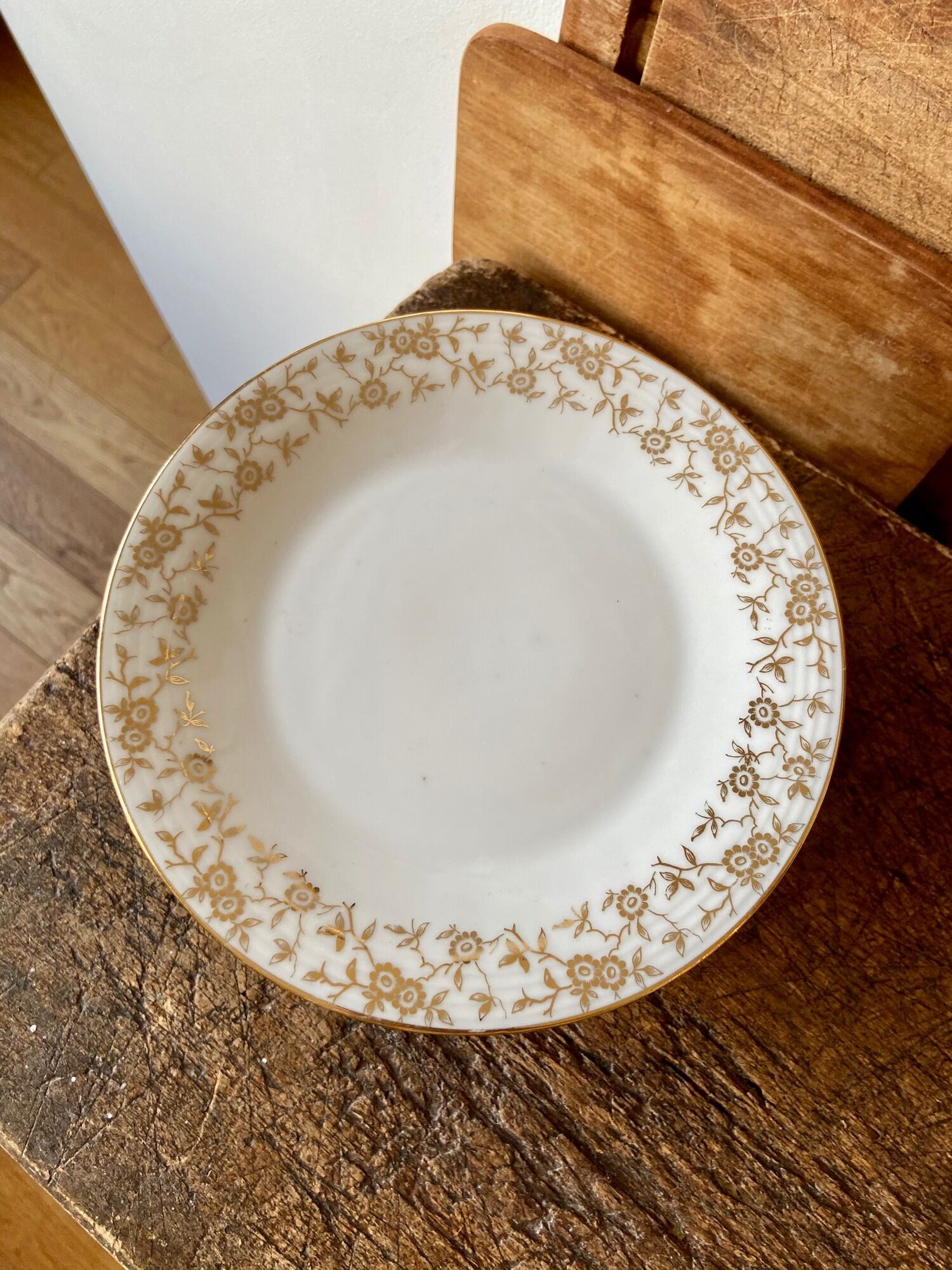 Set of 9 dessert plates in white and gold porcelain