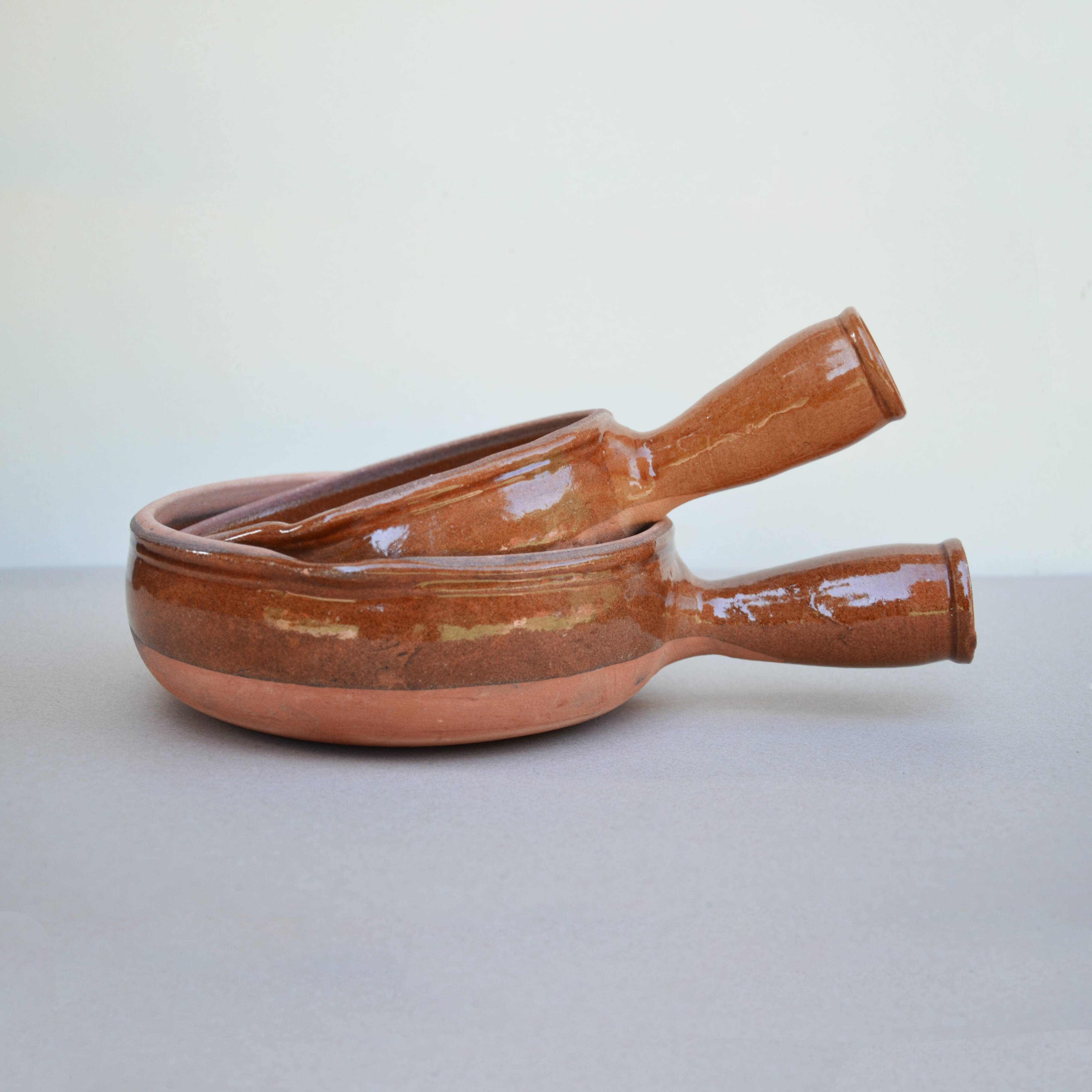 Flat glazed earthenware fondue pot