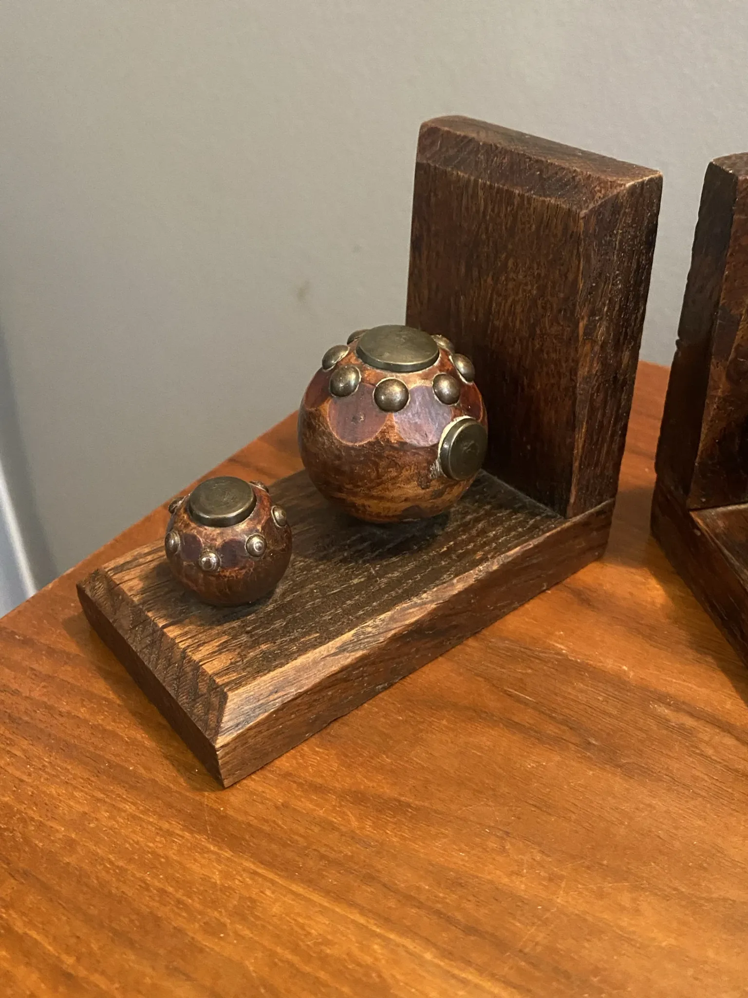 Pair of bookends balls
