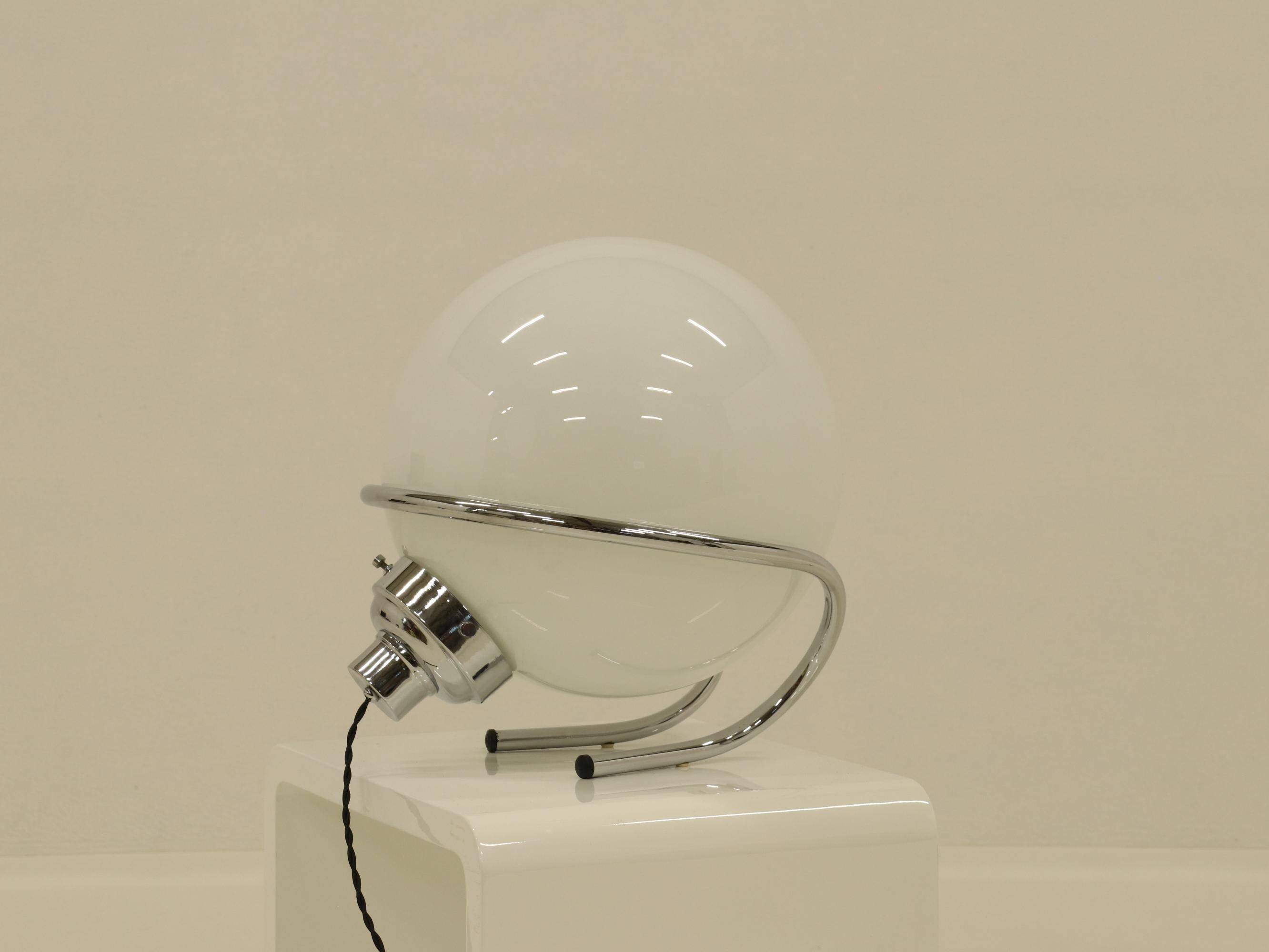 Lampe de table globe en chrome et verre blanc, Italie, années 1970