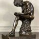 Le Spinario ou tireur d’épine, bronze d’après l’antique