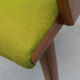 Fauteuil des années 1950 en cerisier, tissu vert
