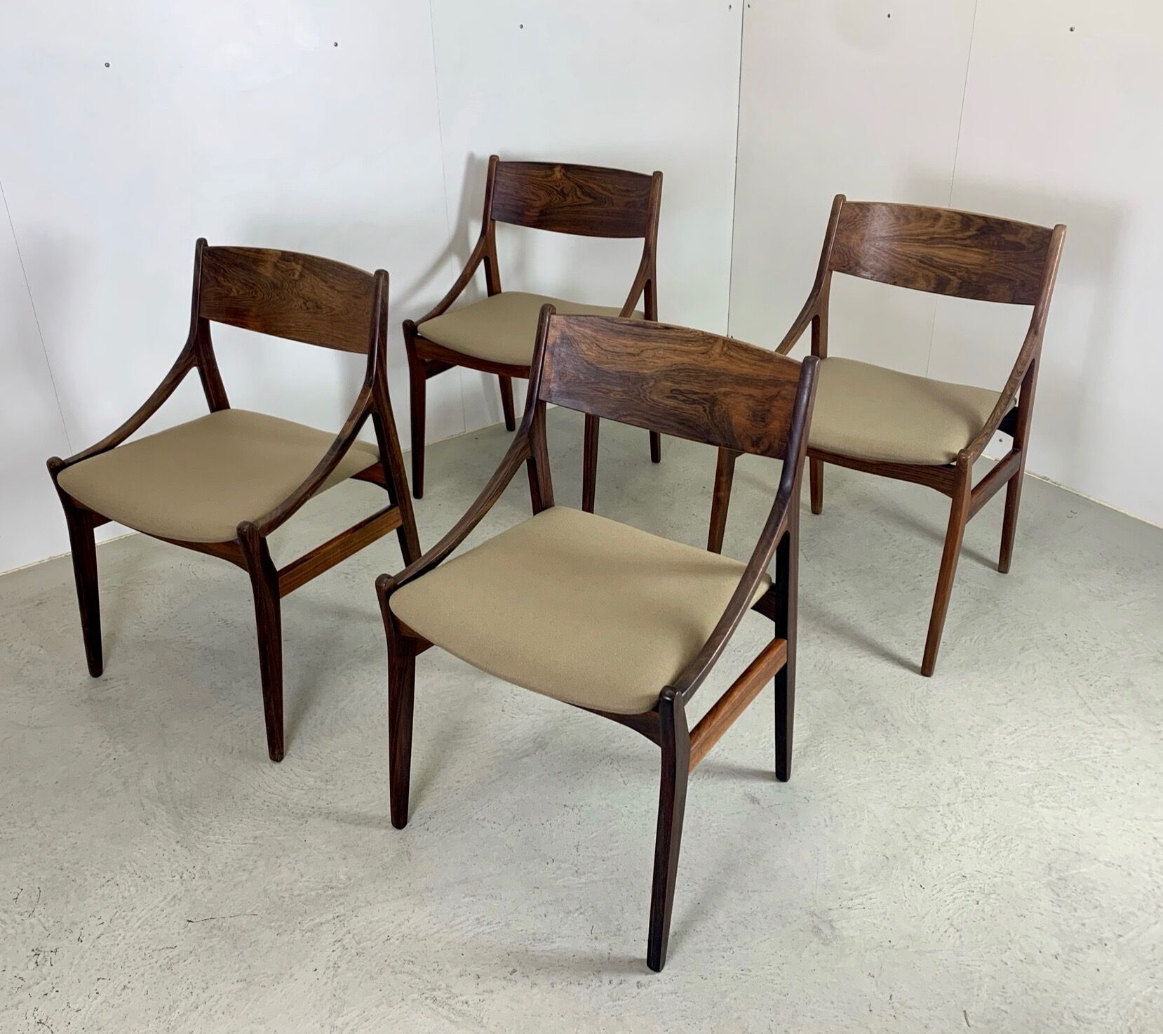 Set table and chairs in palisander