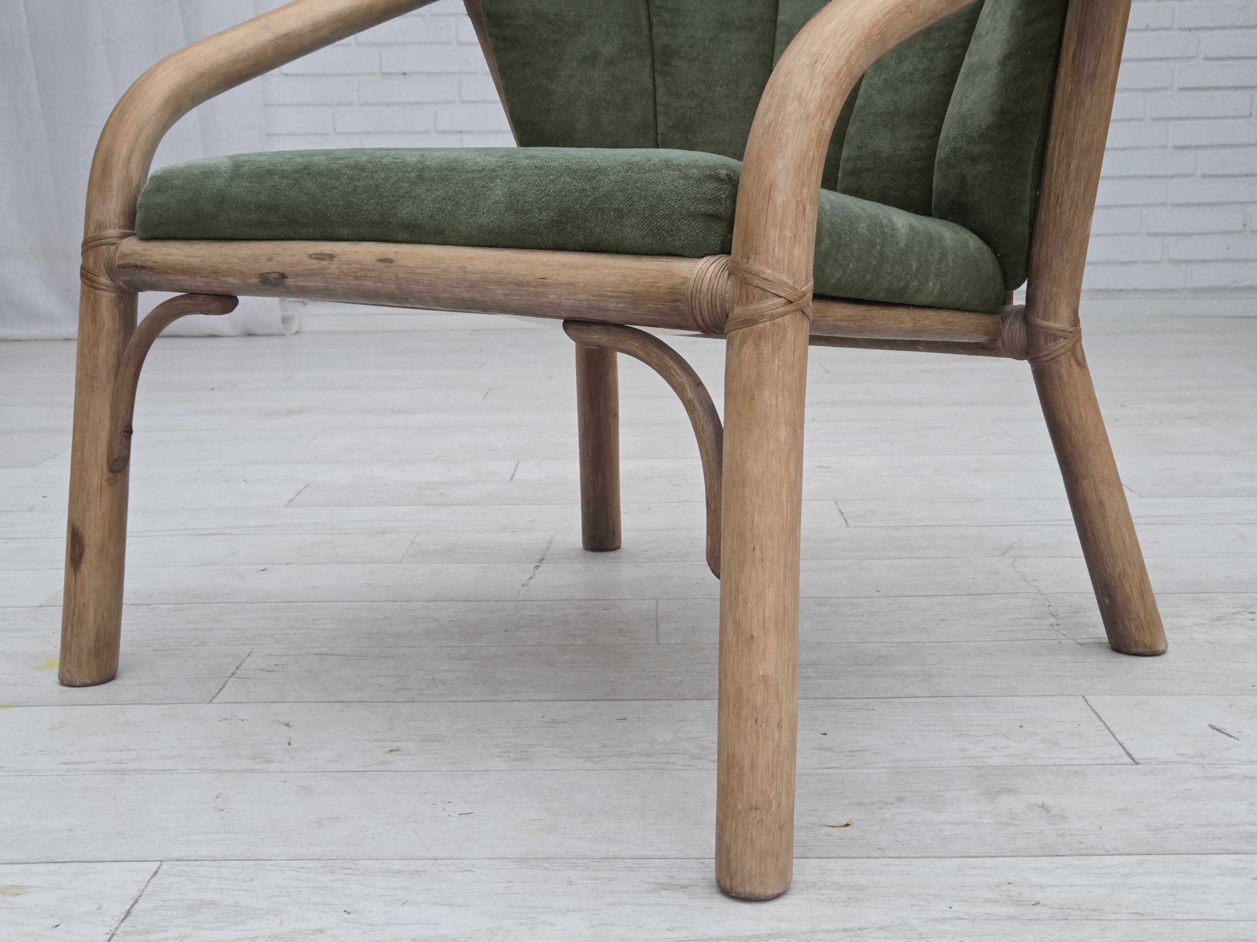 Années 1970, paire de fauteuils lounge scandinaves, mobilier en velours et rotin