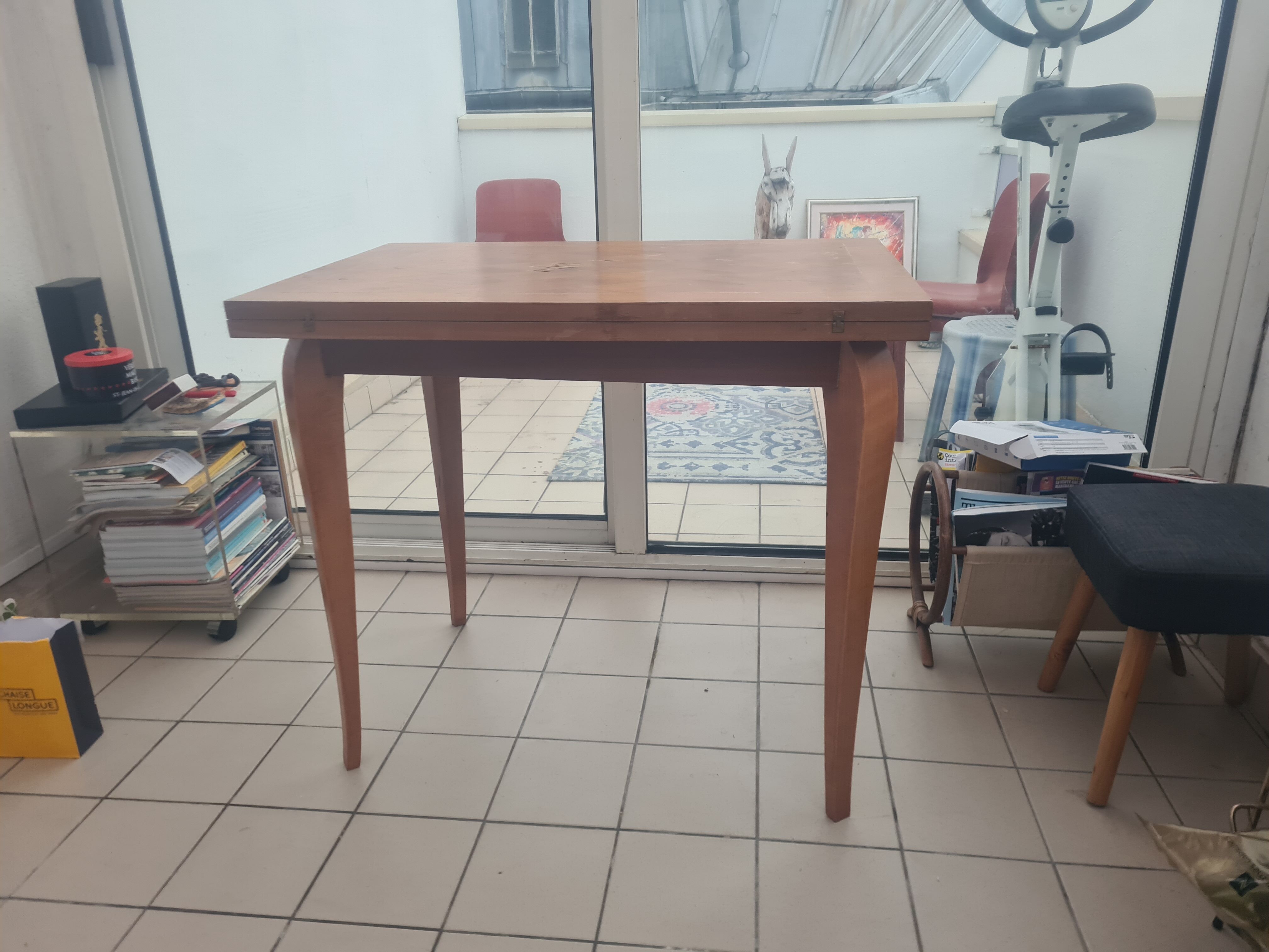 Beautiful vintage table unfolding